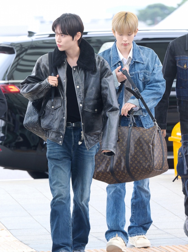 Louis Vuitton Keepall Bandouliere 55 Monogram Macassar 착용 스타일
