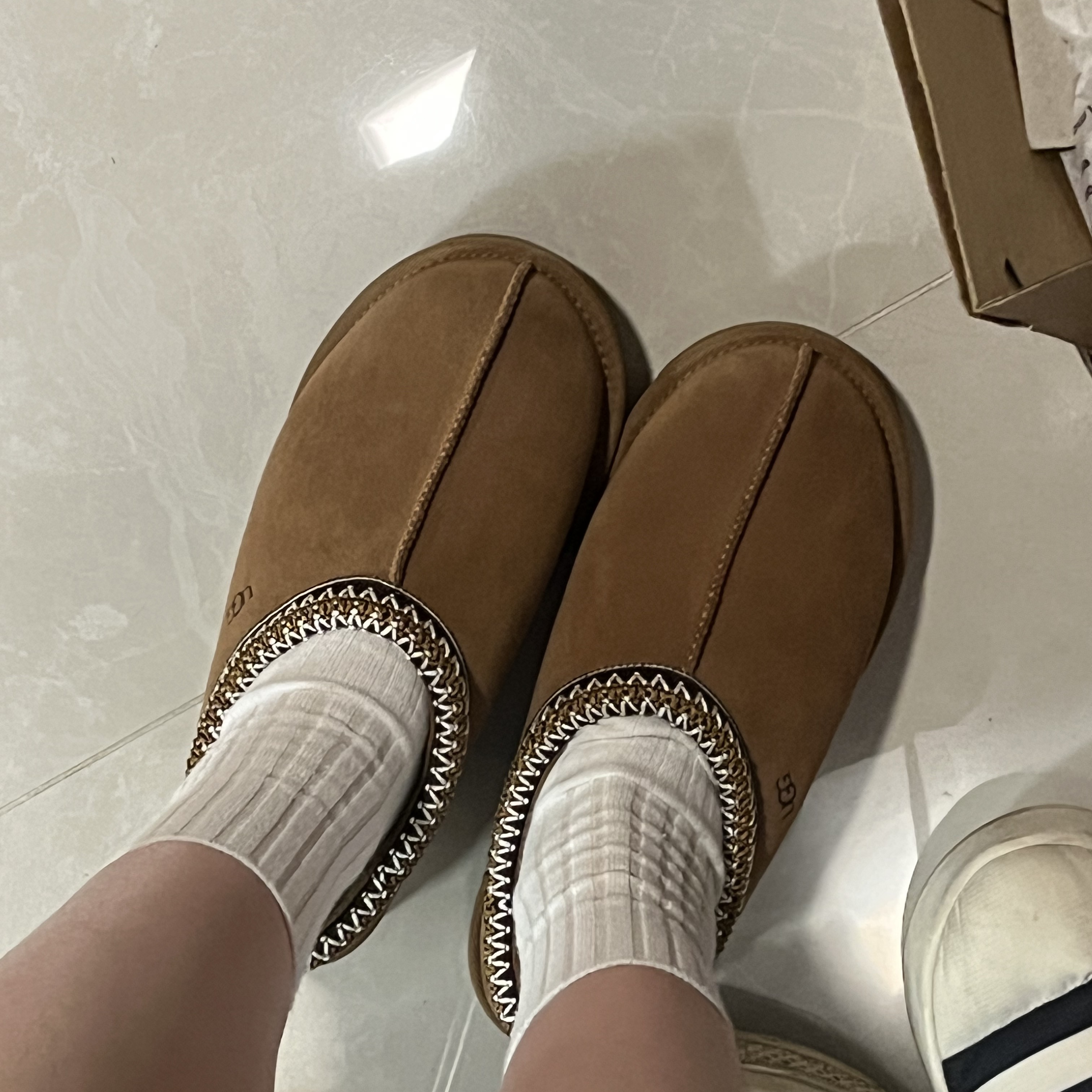 (W) UGG Tasman Slipper Chestnut 착용 스타일 - 1