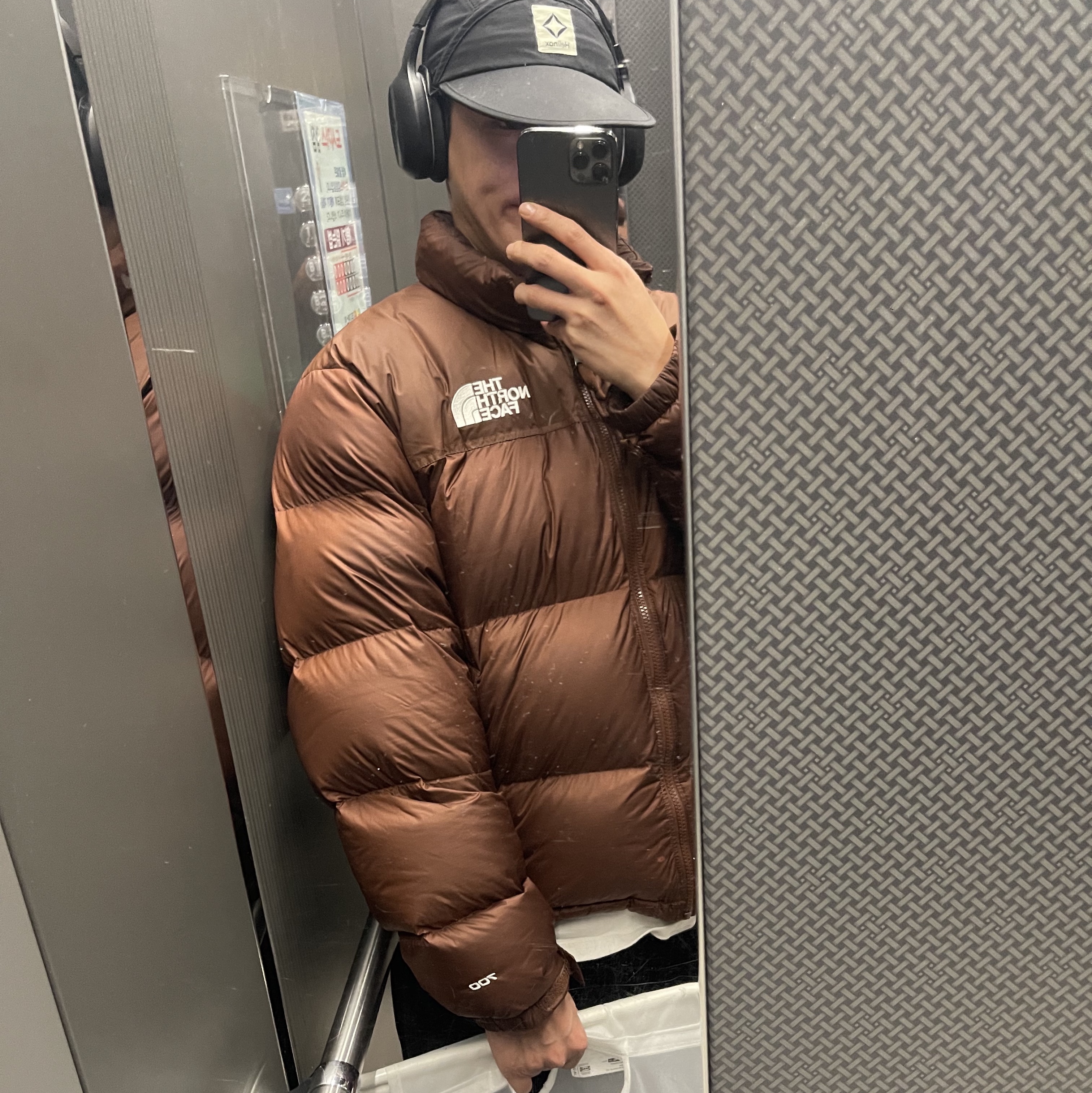 The North Face 1996 Retro Nuptse Jacket Dark Oak 착용 스타일