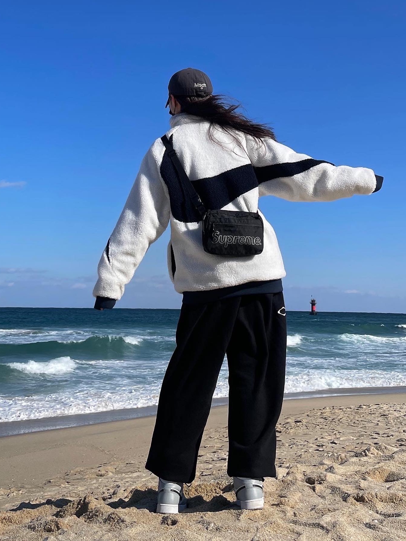 Supreme Shoulder Bag Black - 18FW, Nike Big Swoosh Full Zip Jacket White Navy 착용 스타일