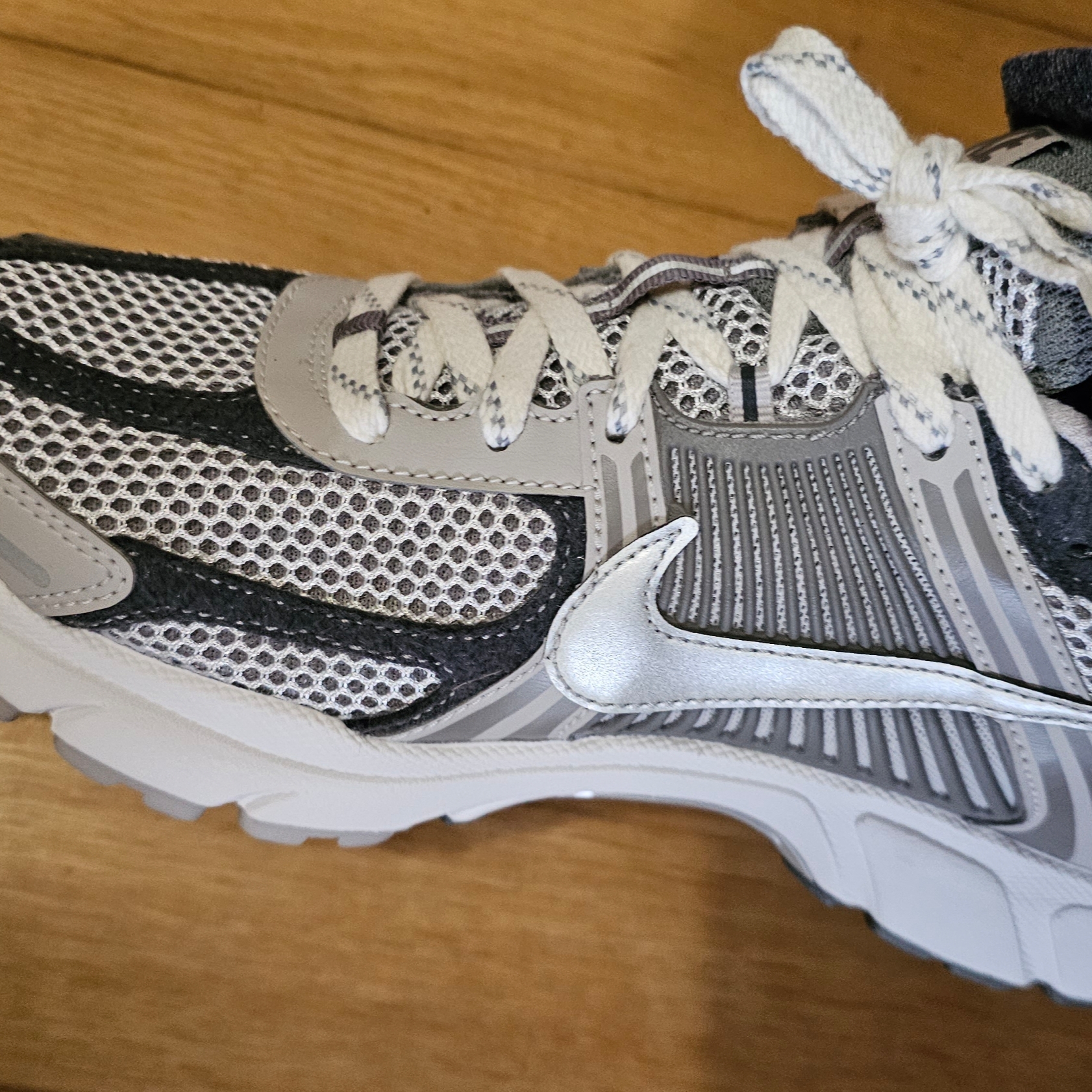 Nike Zoom Vomero 5 PRM Light Iron Ore and Flat Fewter 착용 스타일