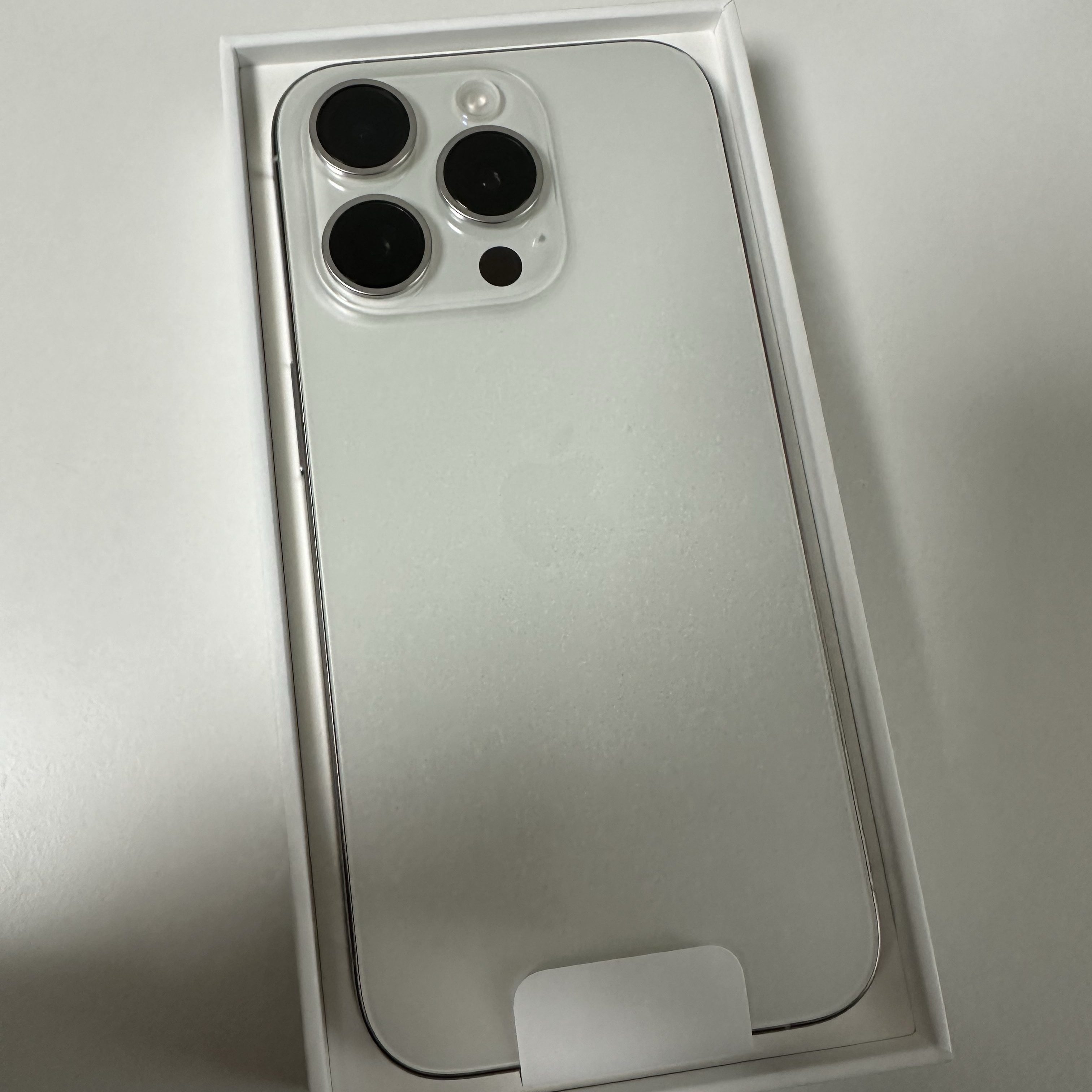 Apple iPhone 15 Pro 128GB White Titanium (Korean Ver.) 착용 스타일