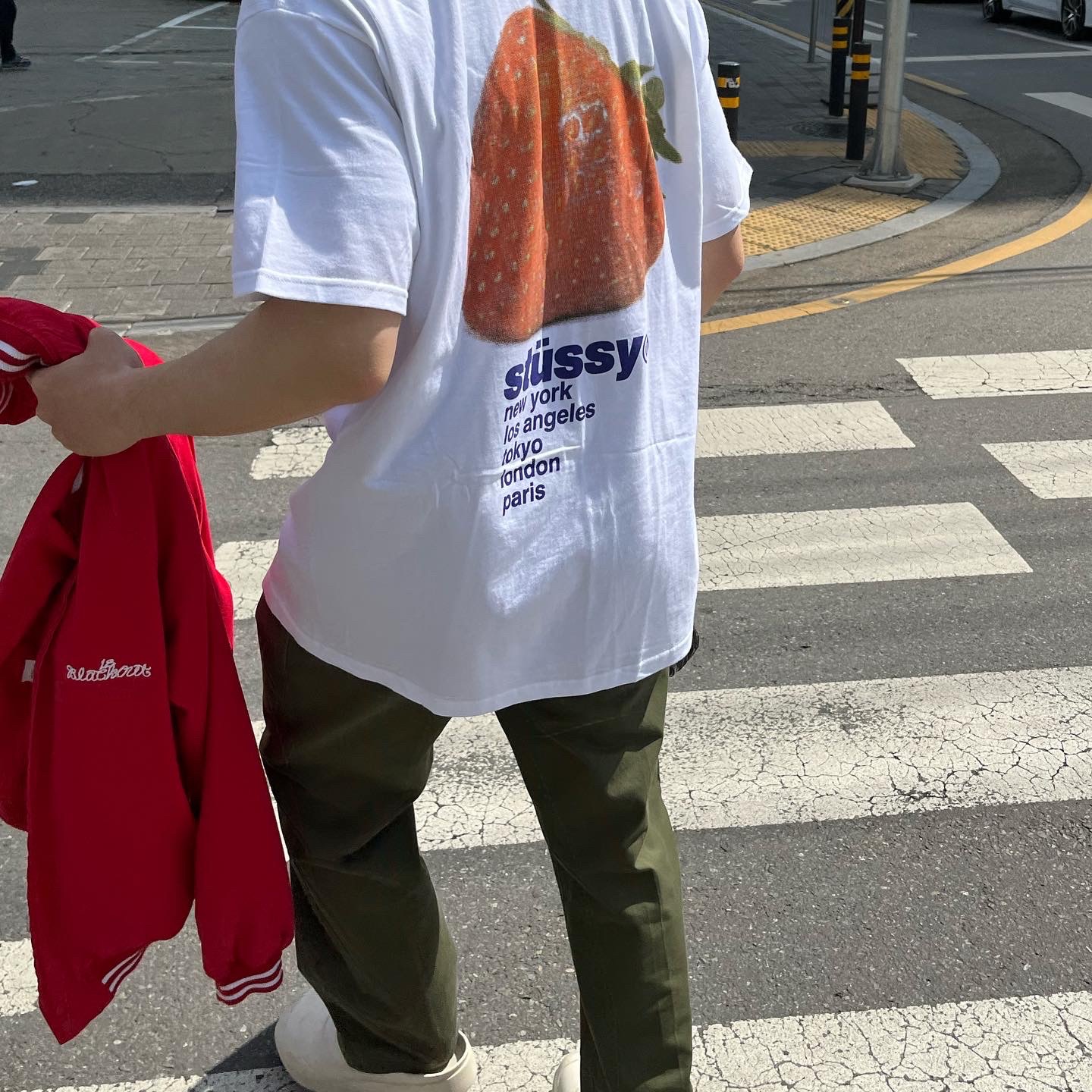 Stussy Strawberry T-Shirt White 착용 스타일 - 3