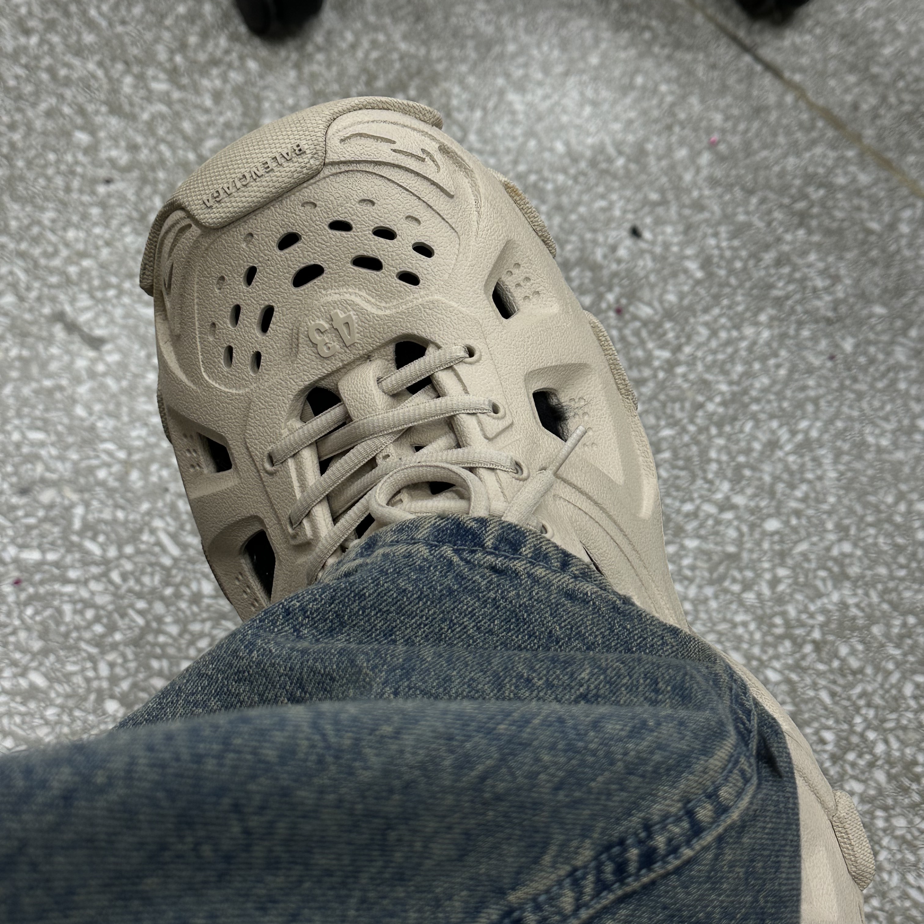 Balenciaga HD Lace-Up Sneakers Nude 착용 스타일 - 1