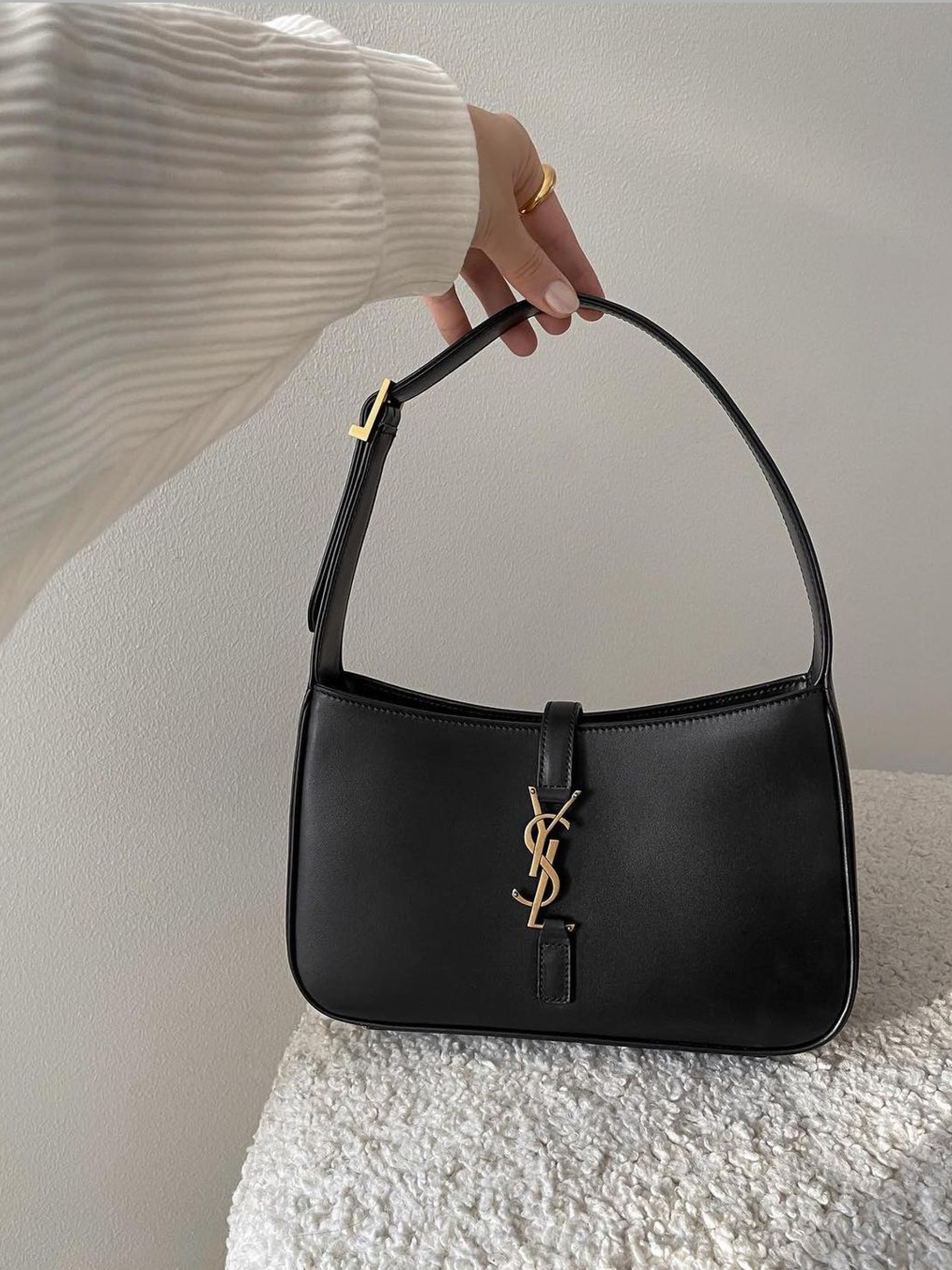 Saint Laurent Bronze Monogram Le 5 A 7 Hobo Bag in Smooth Leather Black 착용 스타일 - 4