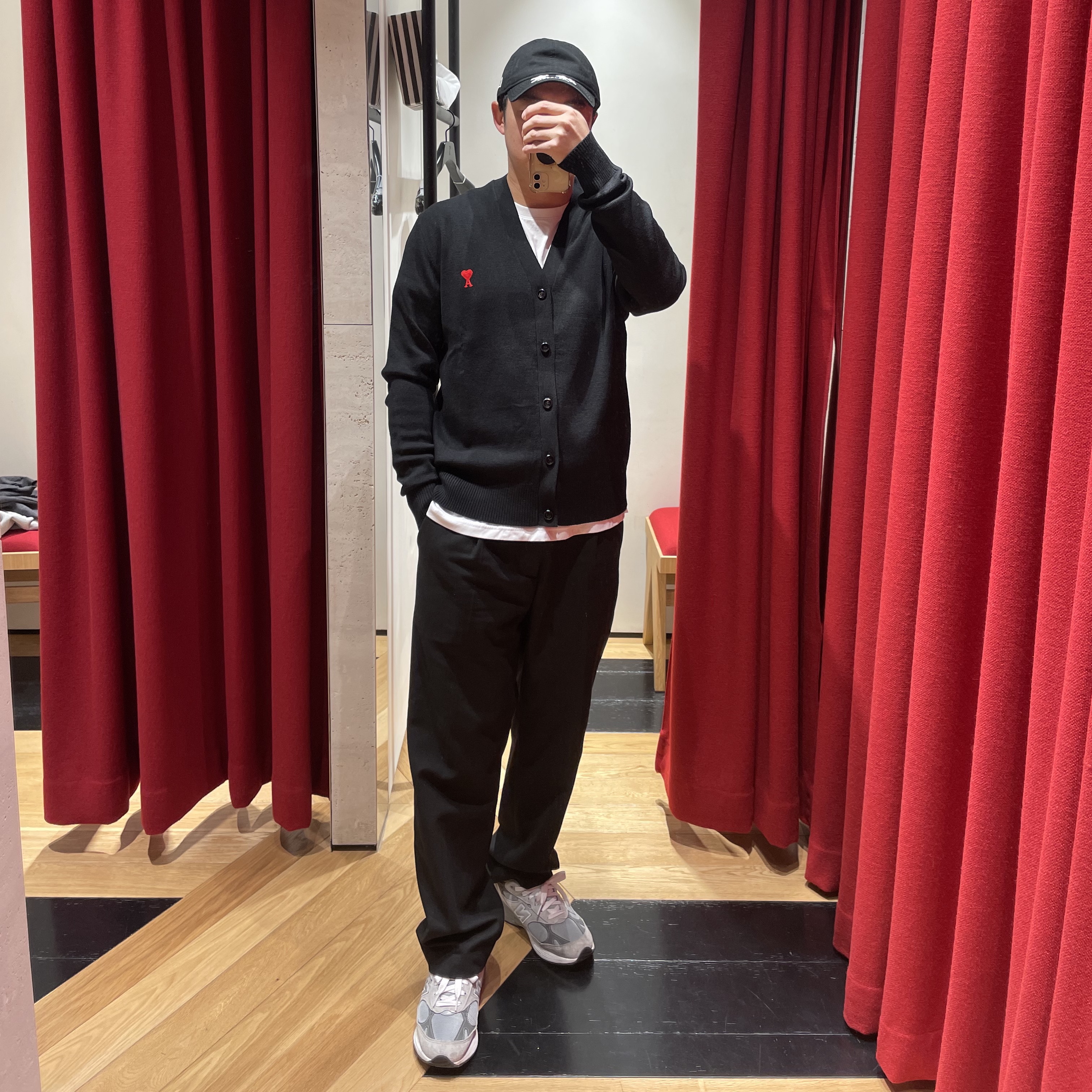 AMI de Coeur Wool Knit Gris Chine, Darkr8m Studio x New Era Unstructured Ball Cap Black 착용 스타일 - 2