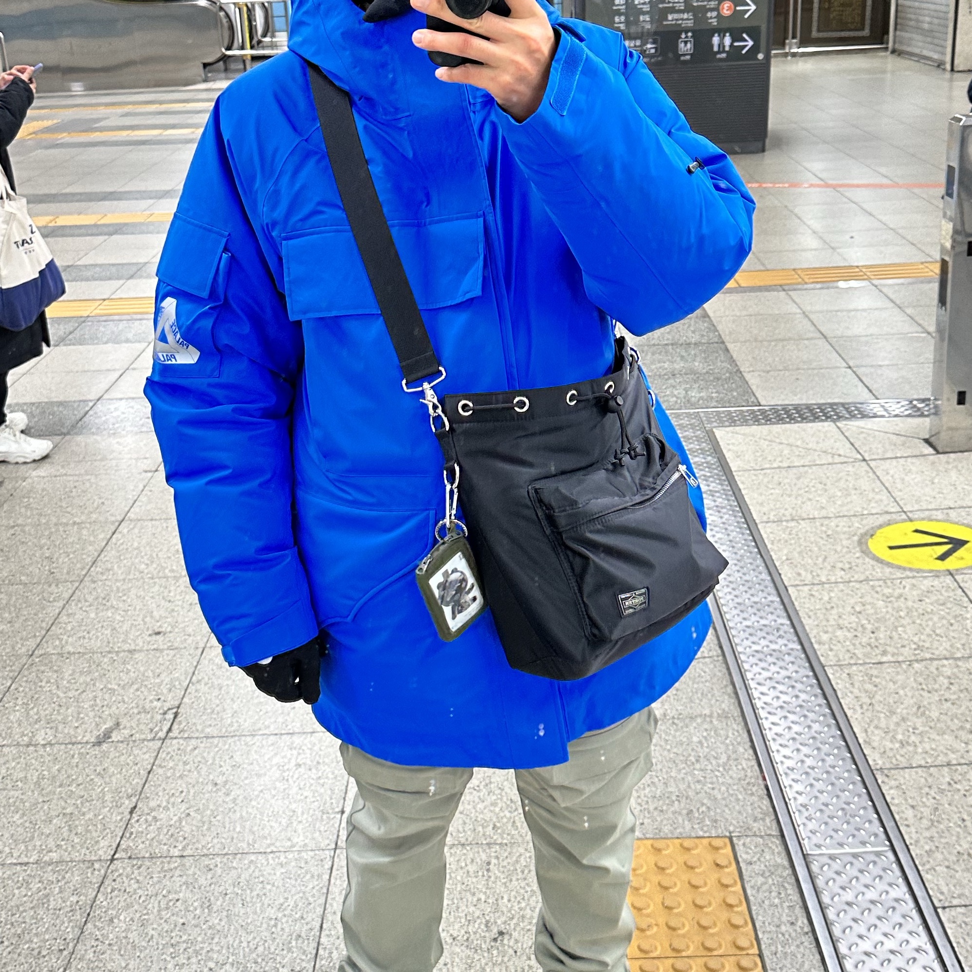 Palace Gore-Tex Arctic Cargo Parka Blue - 21FW, Porter Balloonsac Black 착용 스타일