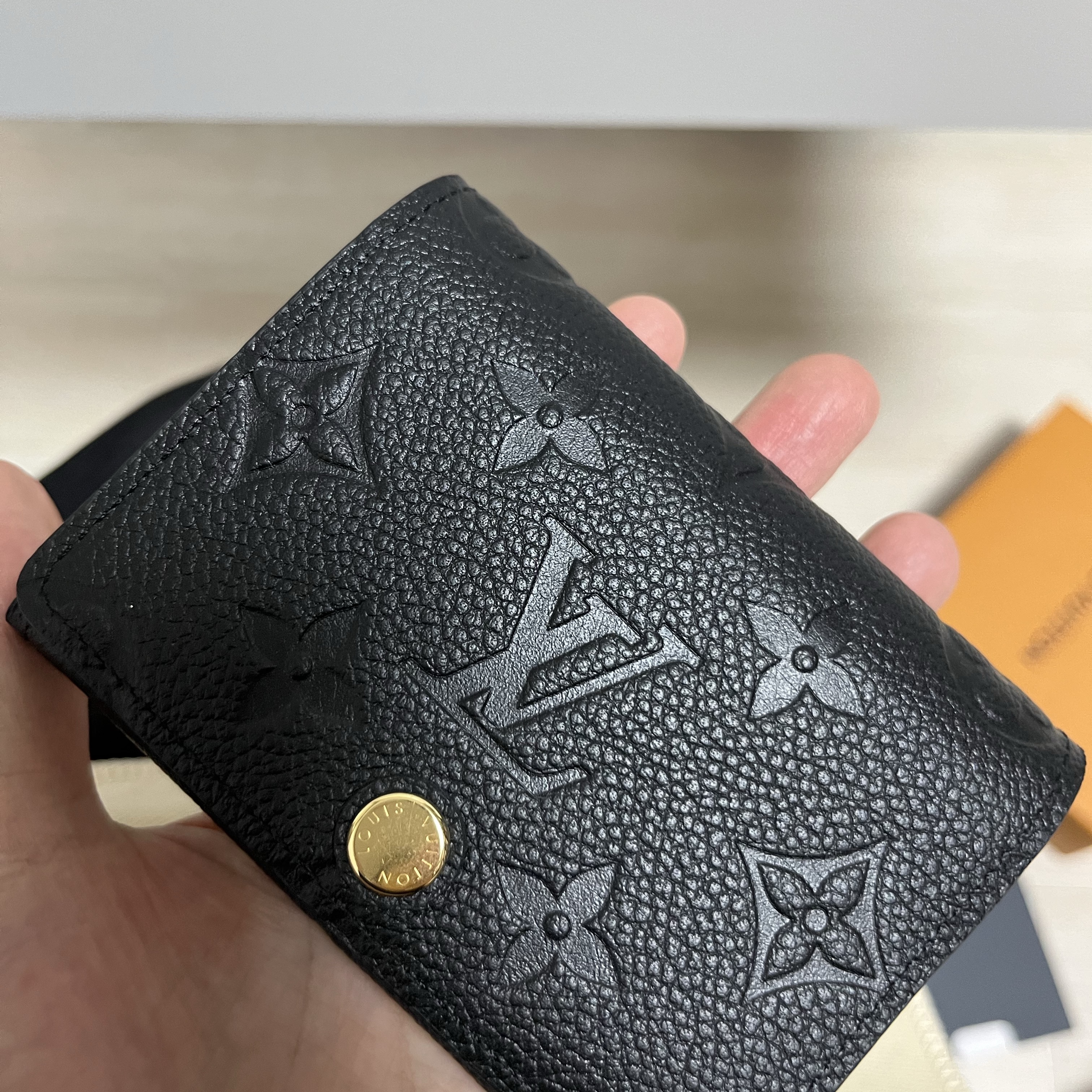 Louis Vuitton Business Card Holder Monogram Embossed Leather Black 착용 스타일