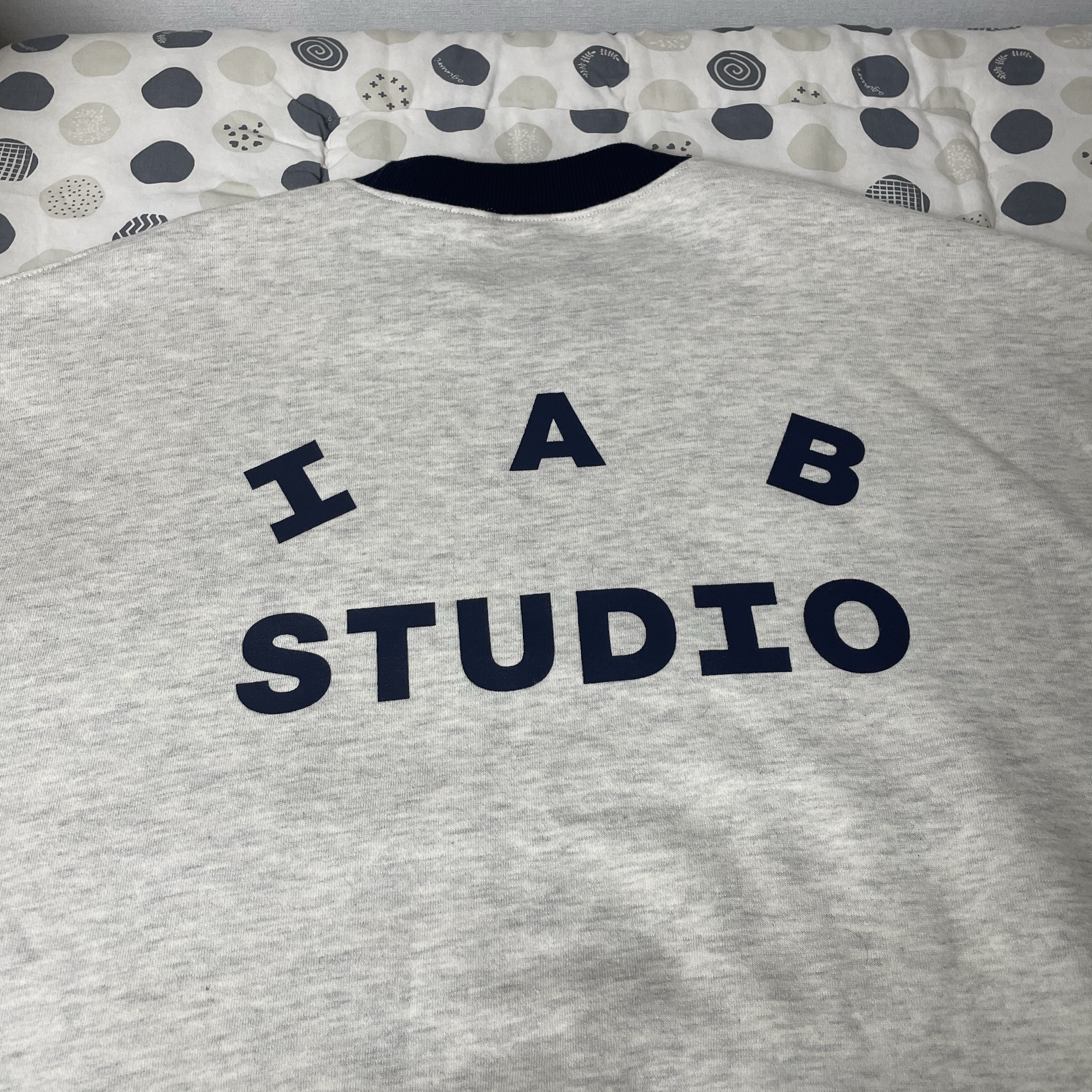 IAB Studio Sweatshirt Oatmeal Navy 착용 스타일