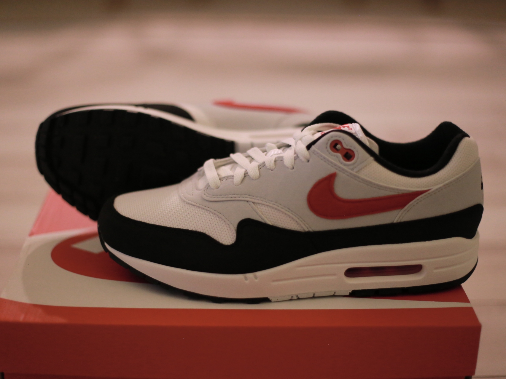 Nike Air Max 1 Pure Platinum and University Red 착용 스타일 - 4