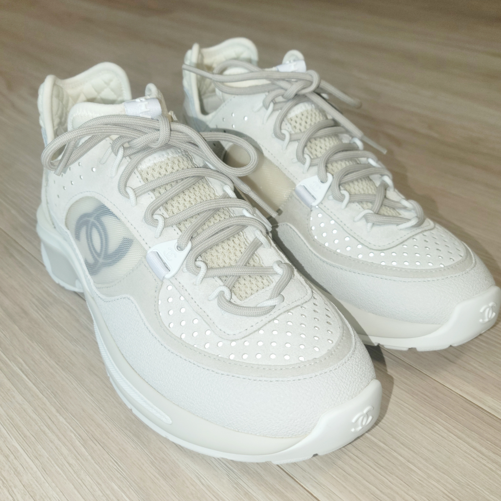 (W) Chanel Sneakers Fabric Suede Calfskin Mesh & White 착용 스타일 - 3