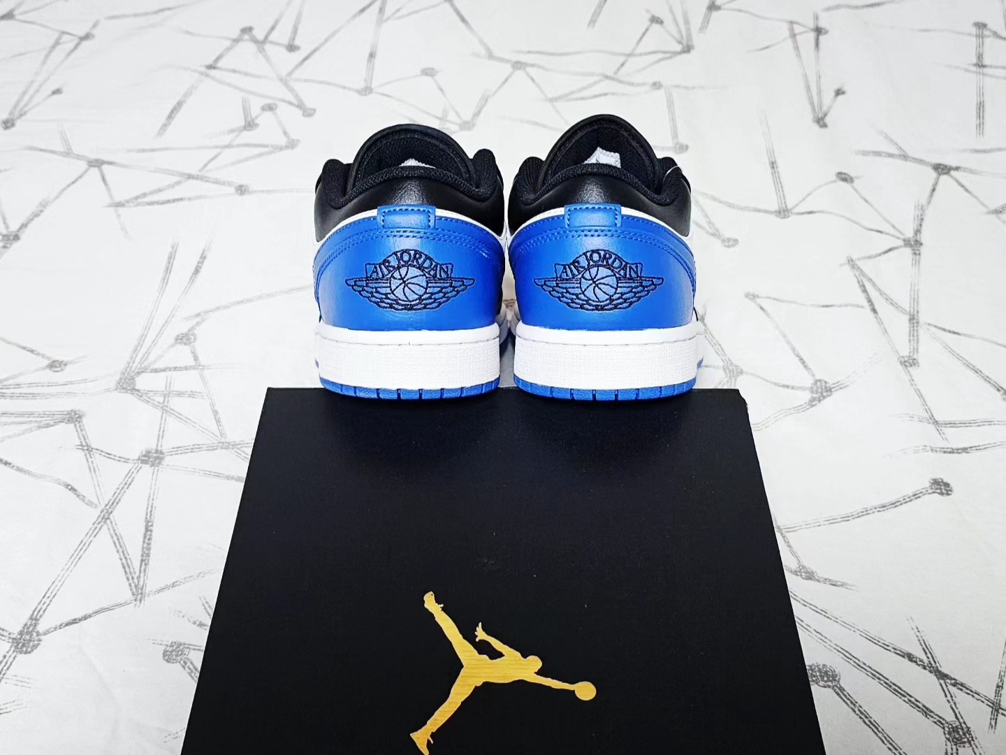Jordan 1 Low Alternate Royal Toe 착용 스타일 - 5