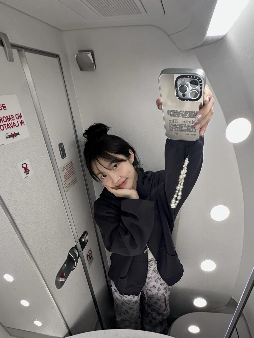Casetify x Matin Kim iPhone Letter Magsafe Mirror Case Silver 착용 스타일