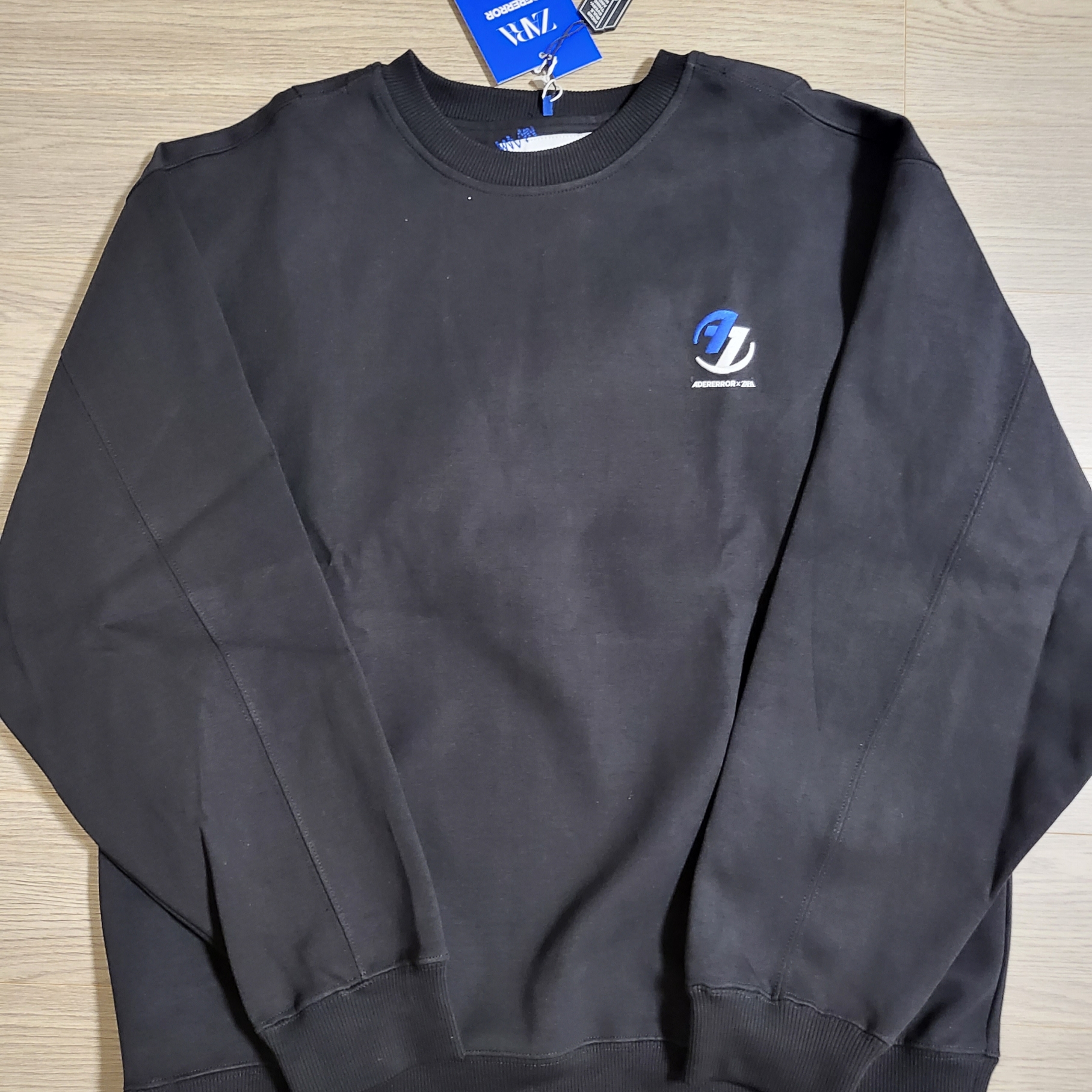 Zara x Ader Error Oversize Sweatshirt Black 착용 스타일