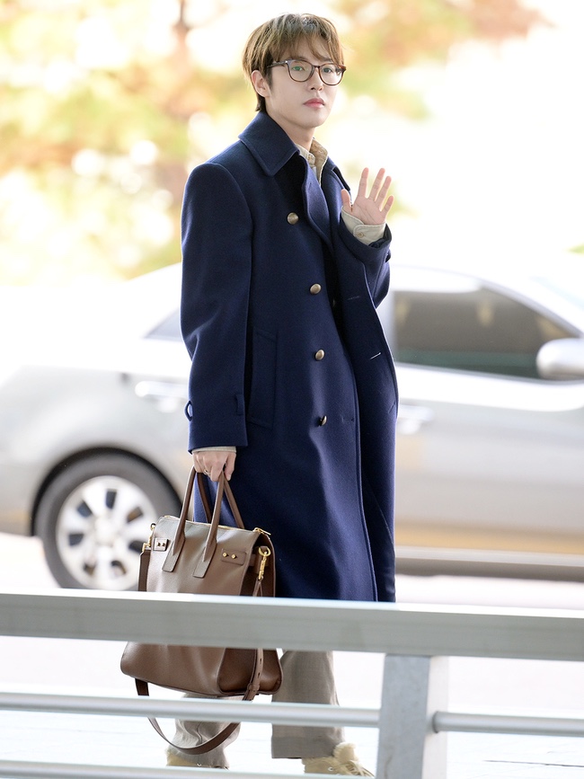 Saint Laurent Sac De Jour Thin Large Bag In Grained Leather Toasted Brown 착용 스타일