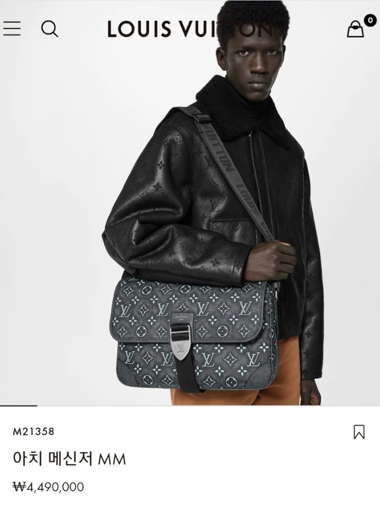 Louis Vuitton Archy Messenger MM Charcoal 착용 스타일