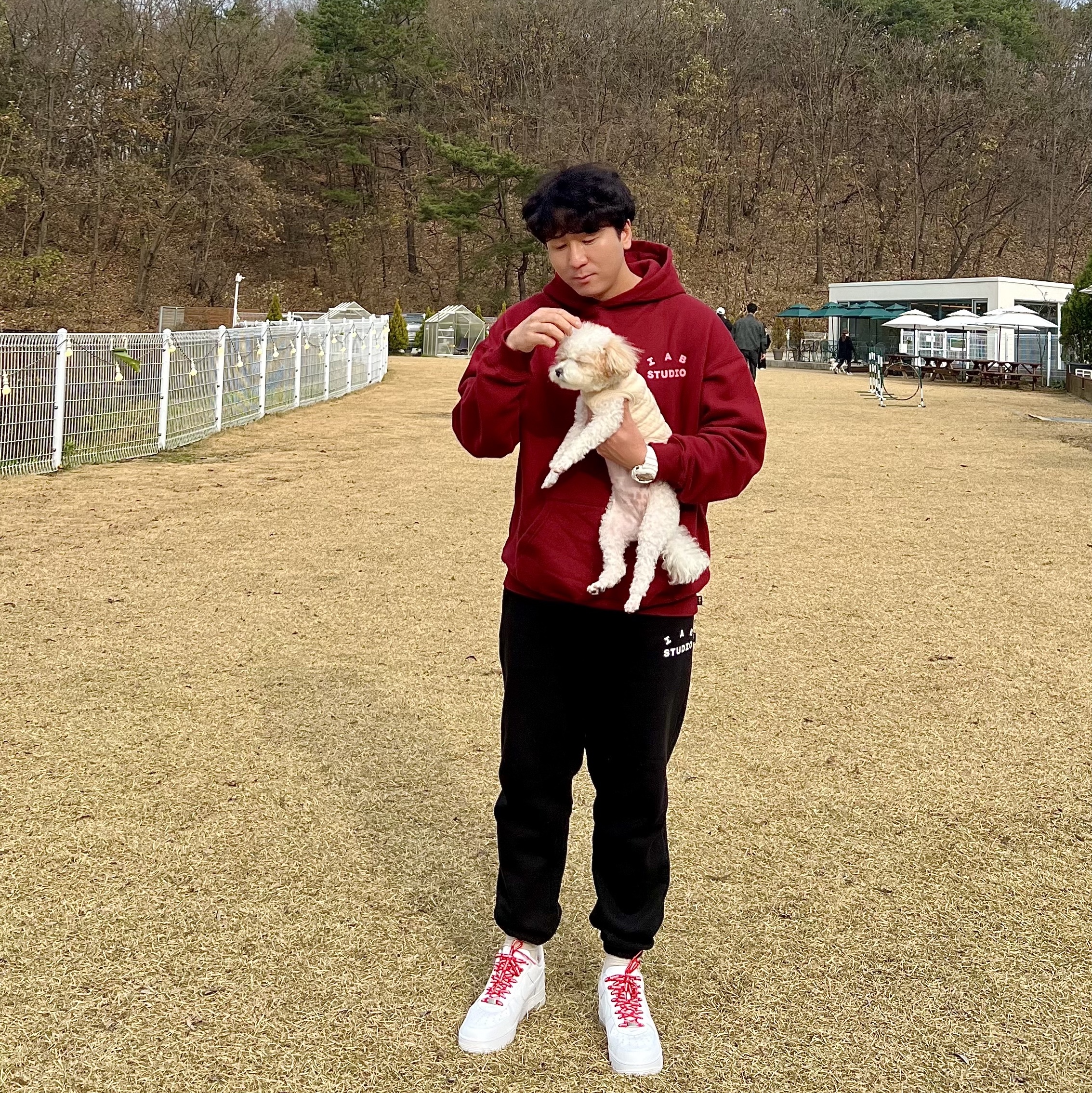IAB Studio Hoodie Raspberry, Nike x Supreme Air Force 1 Low White 착용 스타일