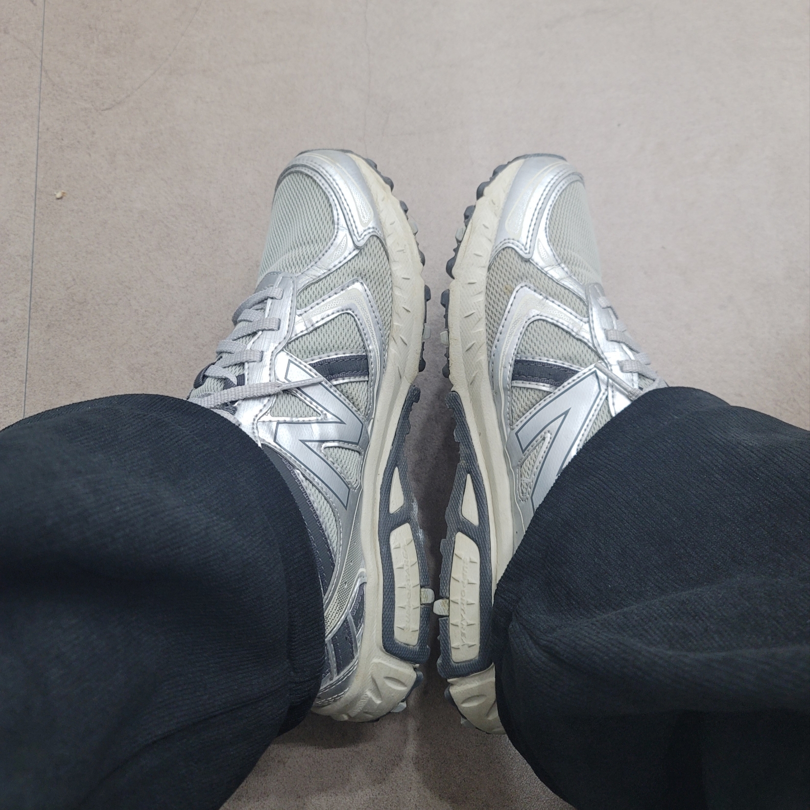 New Balance 410v5 Silver - 2E Wide 착용 스타일