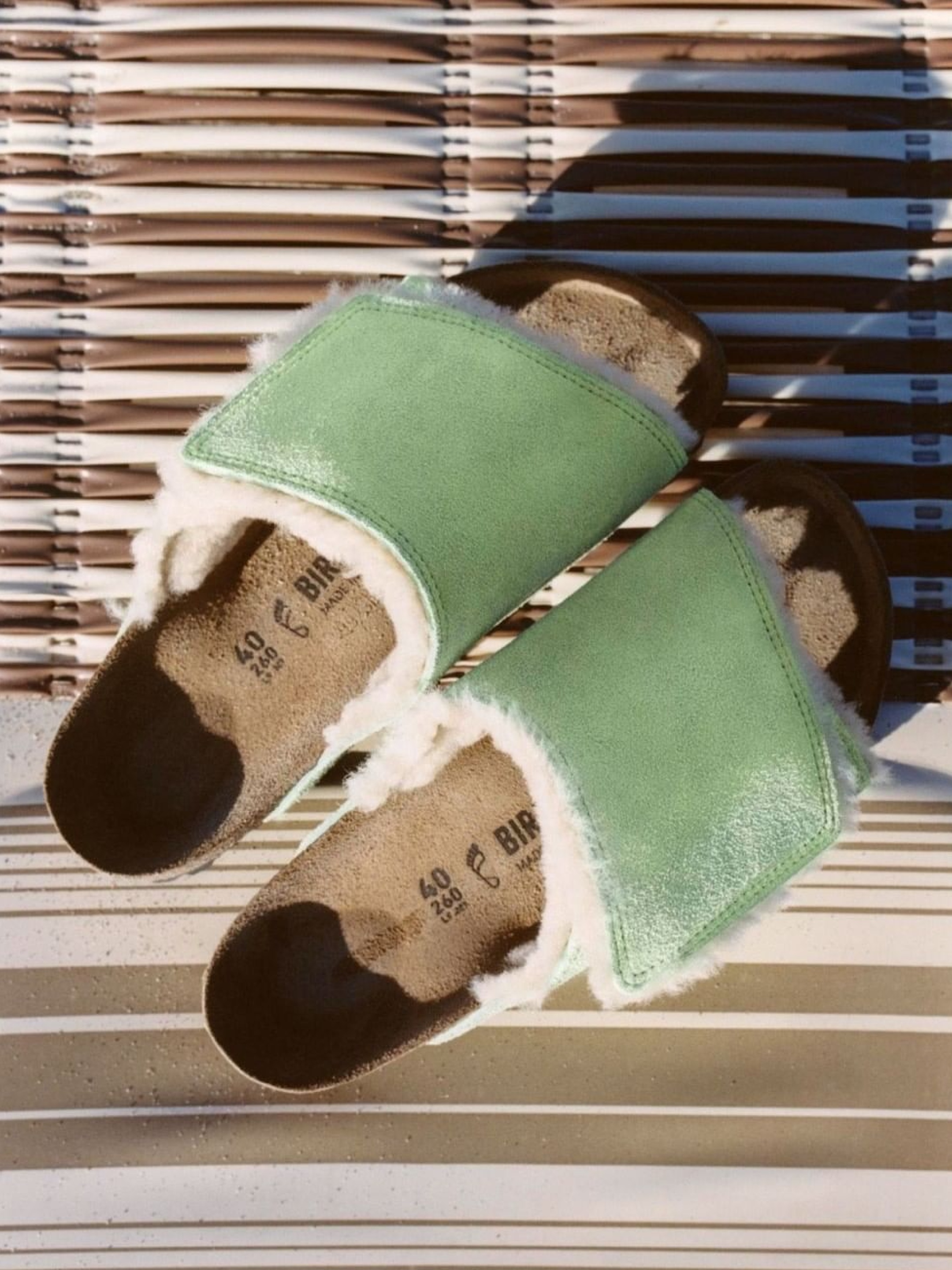 Birkenstock x Stussy Solana Shearling Slide Bone, Birkenstock x Stussy Solana Shearling Slide Washed Green 착용 스타일 - 3