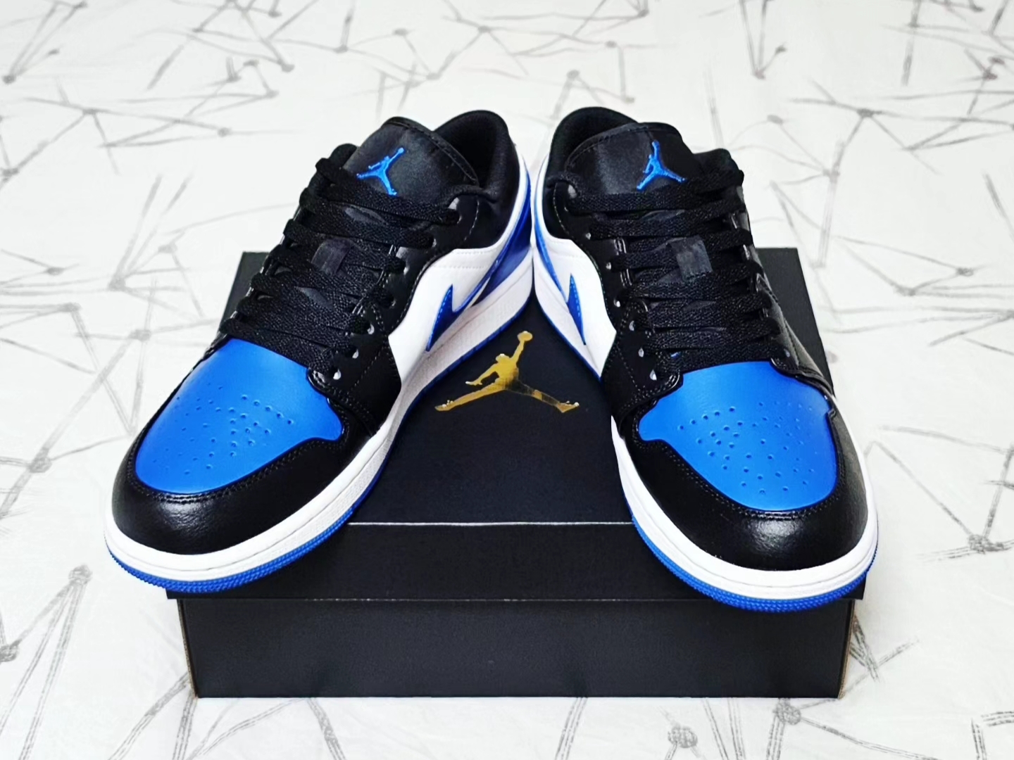 Jordan 1 Low Alternate Royal Toe 착용 스타일 - 3