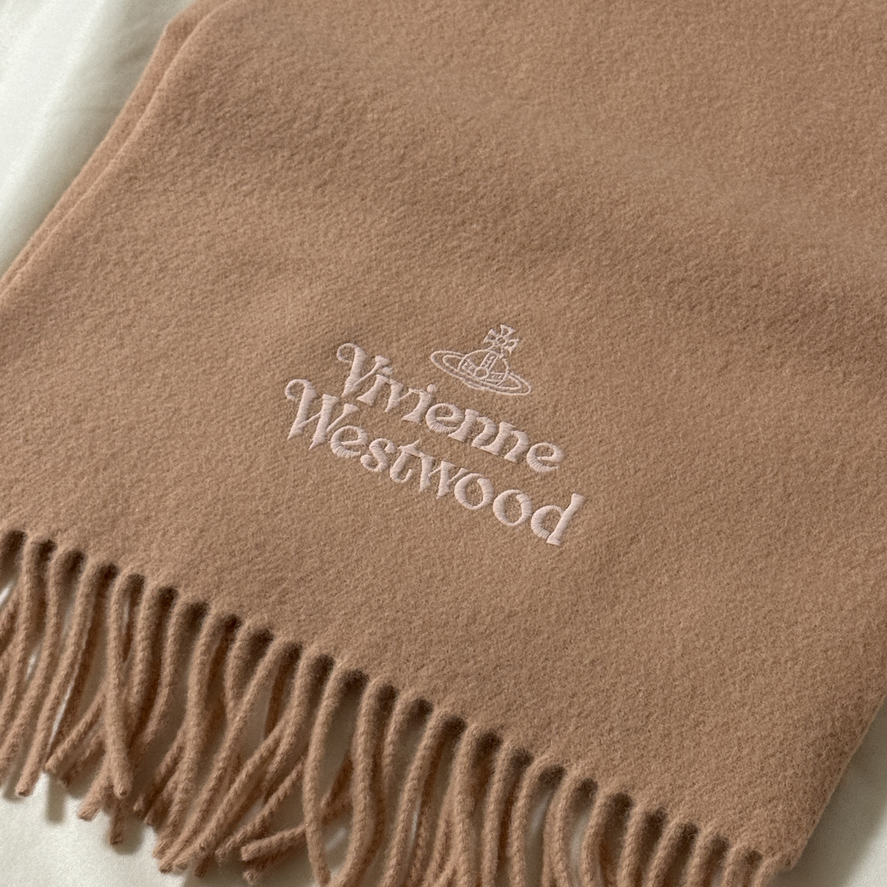 Vivienne Westwood Embroidered Logo Muffler Powder Pink 착용 스타일 - 2