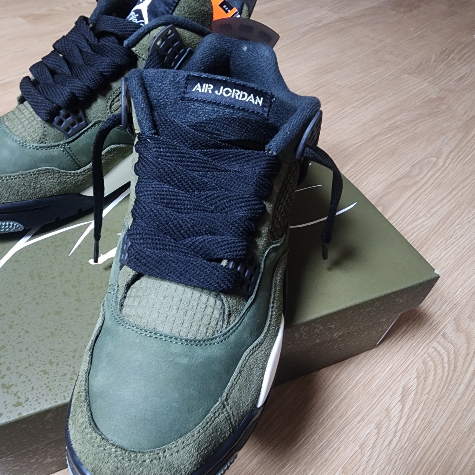 Jordan 4 Retro SE Craft Medium Olive 착용 스타일 - 3