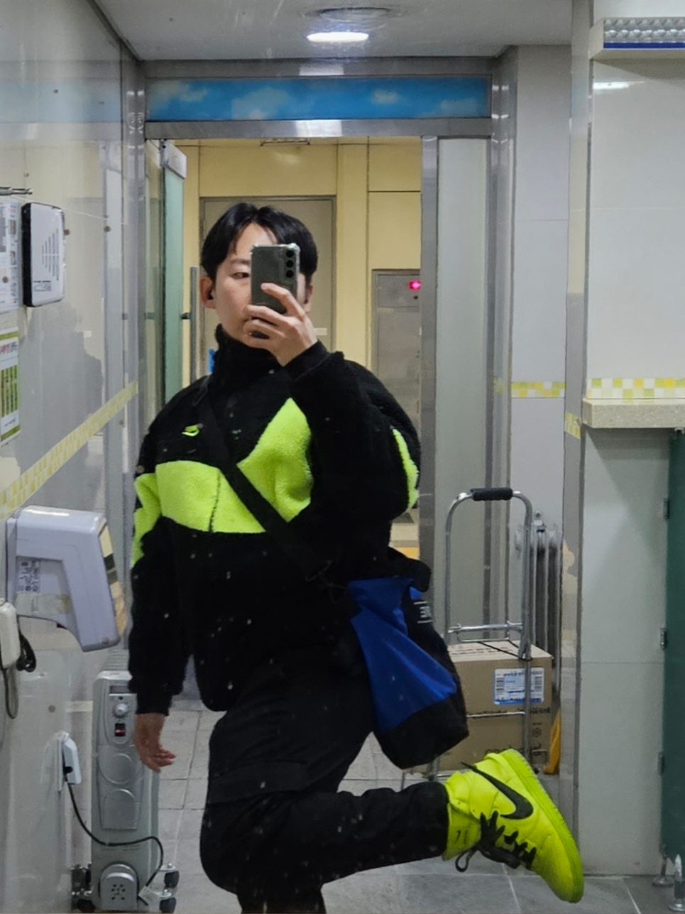 Nike x Ambush Dunk High Flash Lime, Supreme Tote Bag Blue - 23FW 착용 스타일