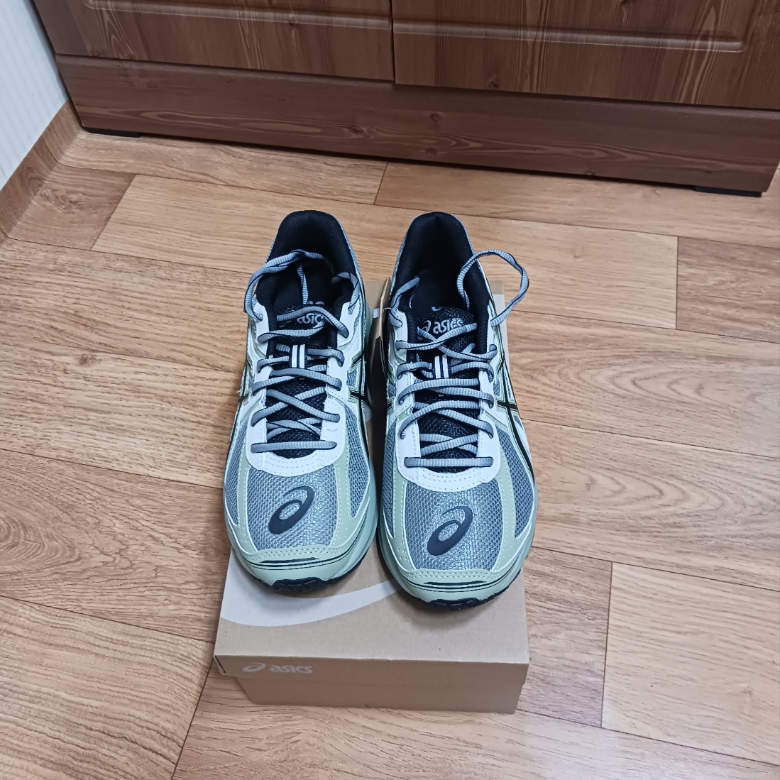 Asics Jog 100 S Sheet Rock - 2E Wide 착용 스타일 - 3