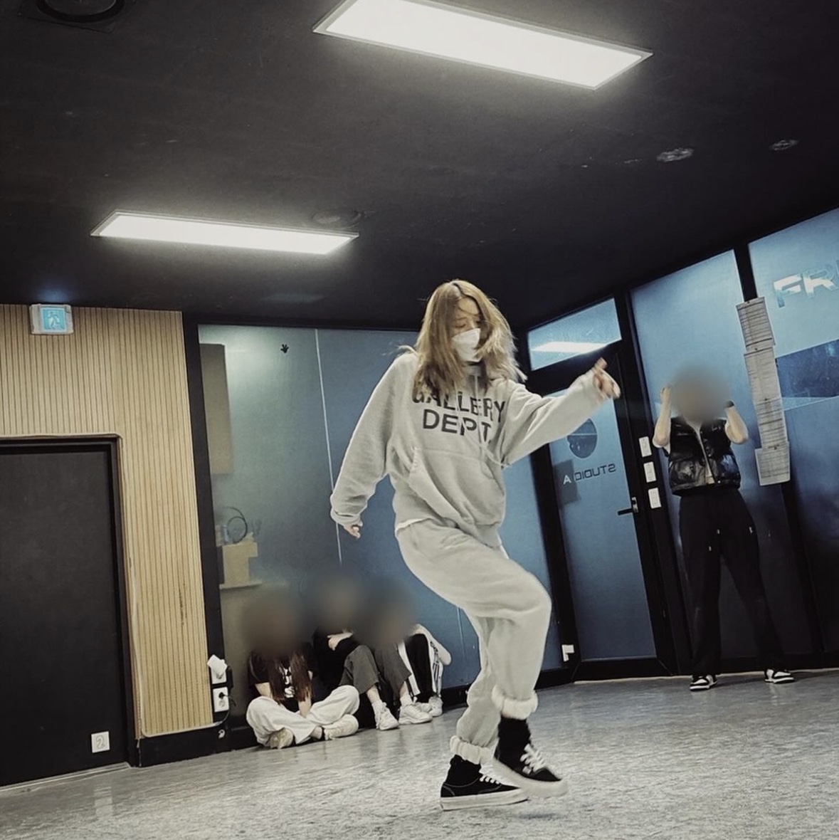 Gallery Dept. Center Logo Hoodie Heather Grey 착용 스타일
