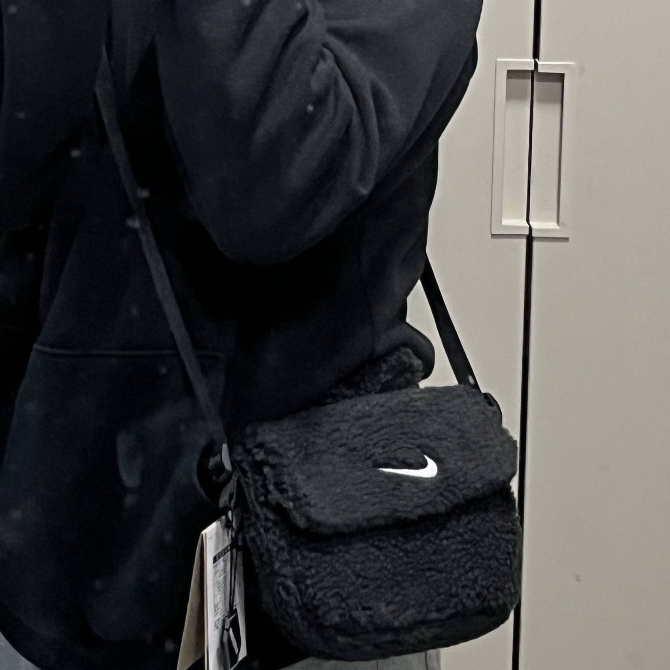 (Kids) Nike NSW Faux Fur Crossbody Bag Black 착용 스타일