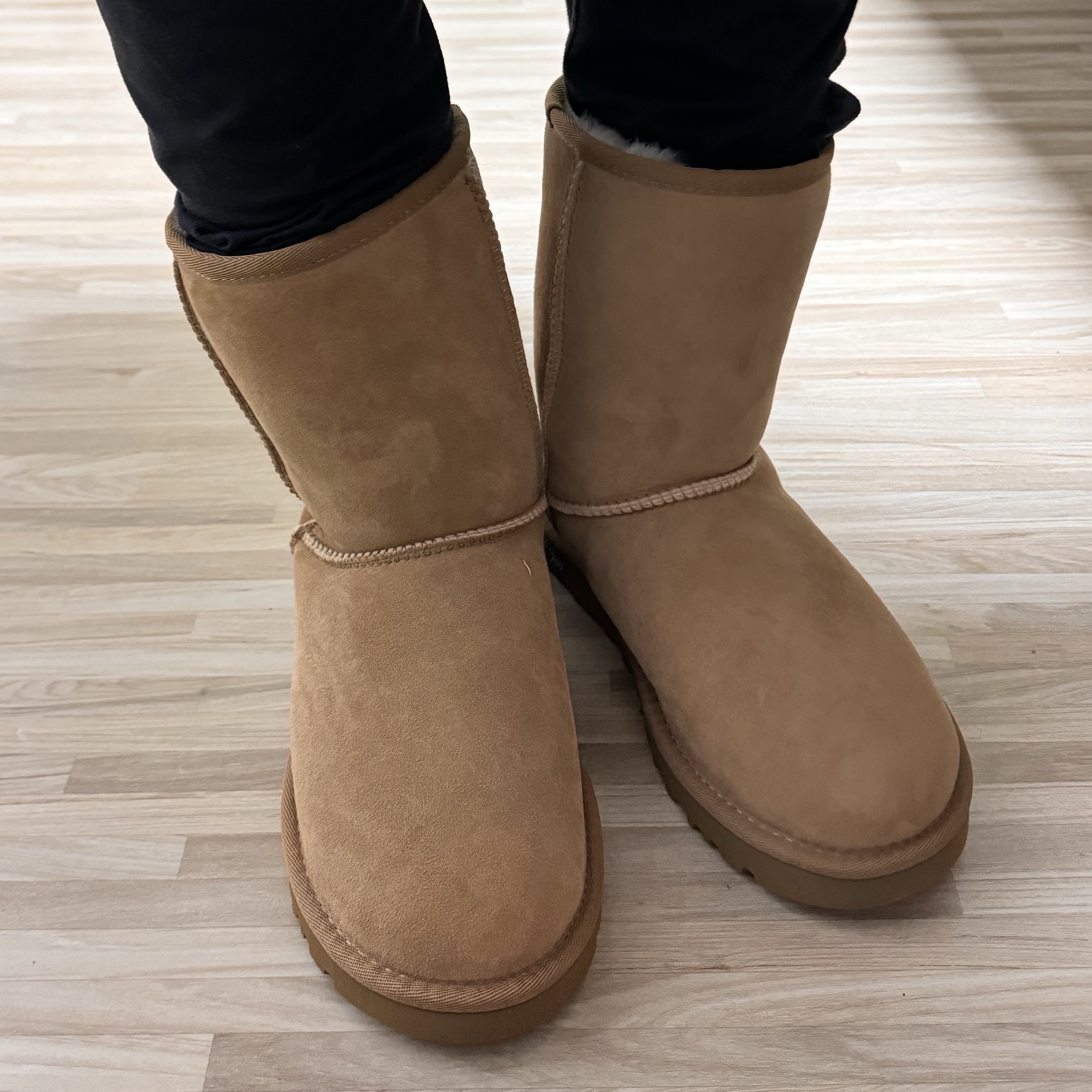 (W) UGG Classic Short II Boots Chestnut 착용 스타일 - 2