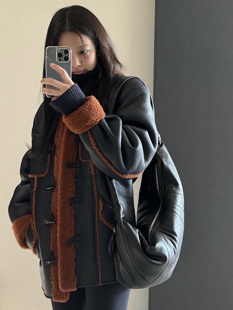 Lemaire Large Croissant Bag Soft Nappa Leather Black 착용 스타일