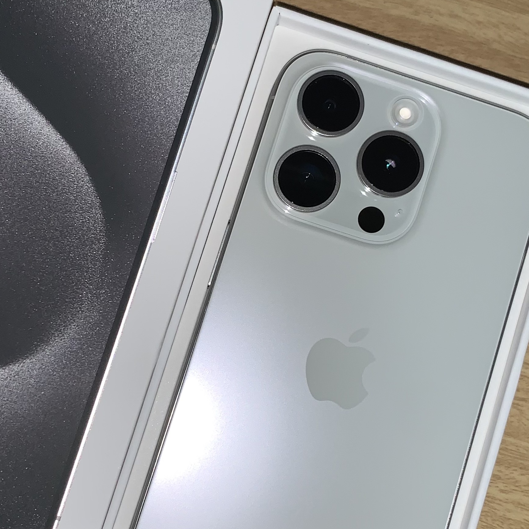Apple iPhone 15 Pro 256GB White Titanium (Korean Ver.) 착용 스타일 - 1