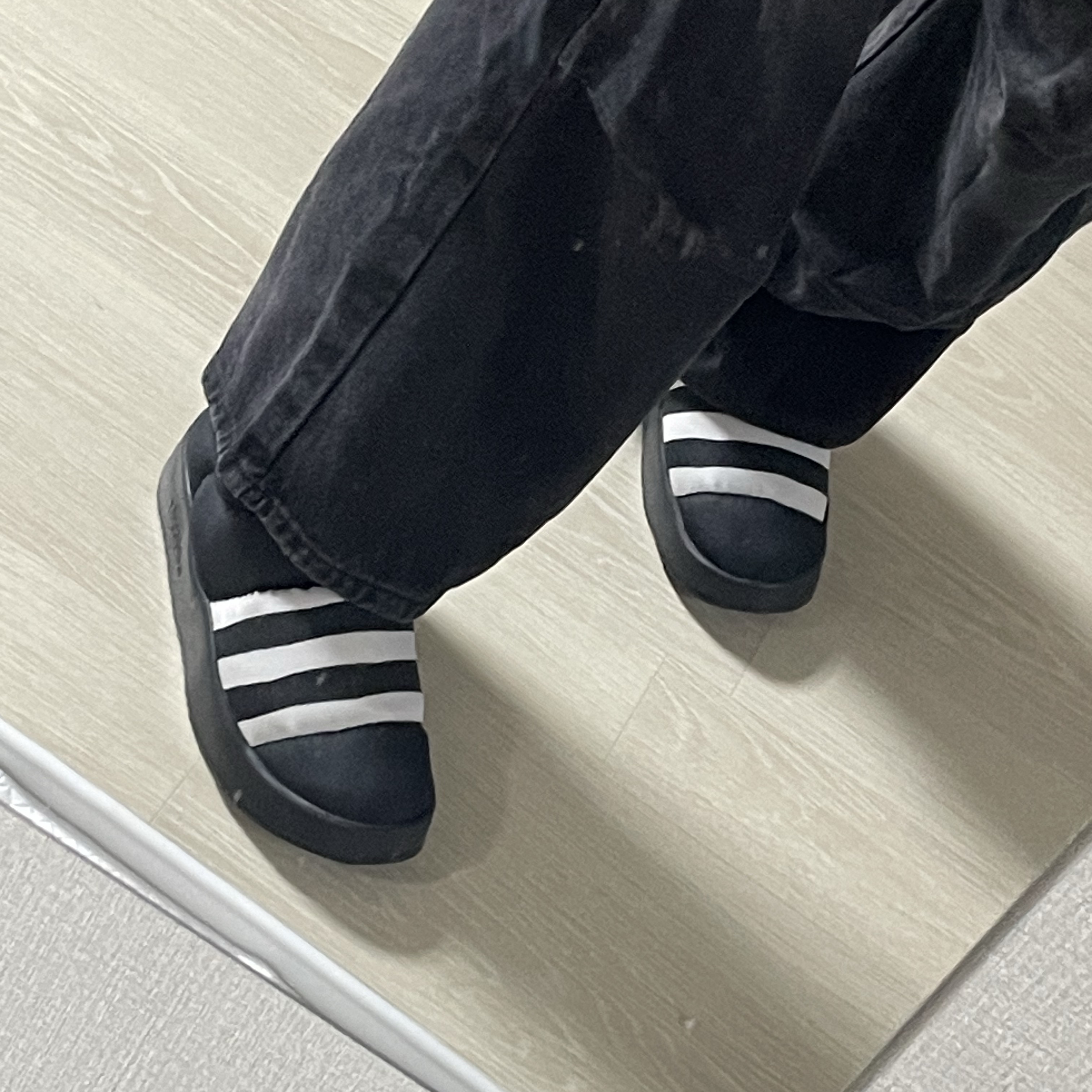 Adidas Puffylette Core Black 착용 스타일 - 2