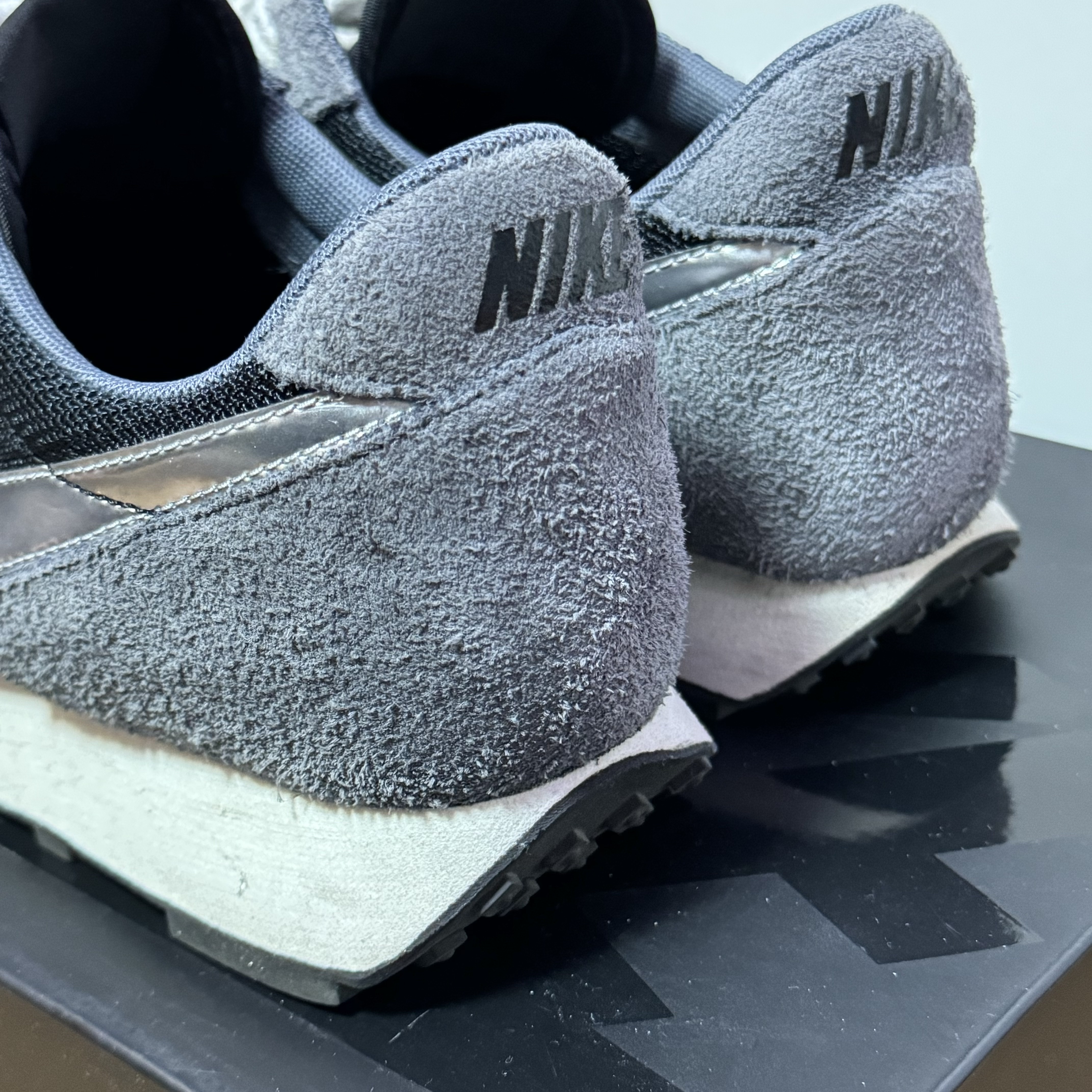 Nike Daybreak SP Black Metallic Silver 착용 스타일 - 2