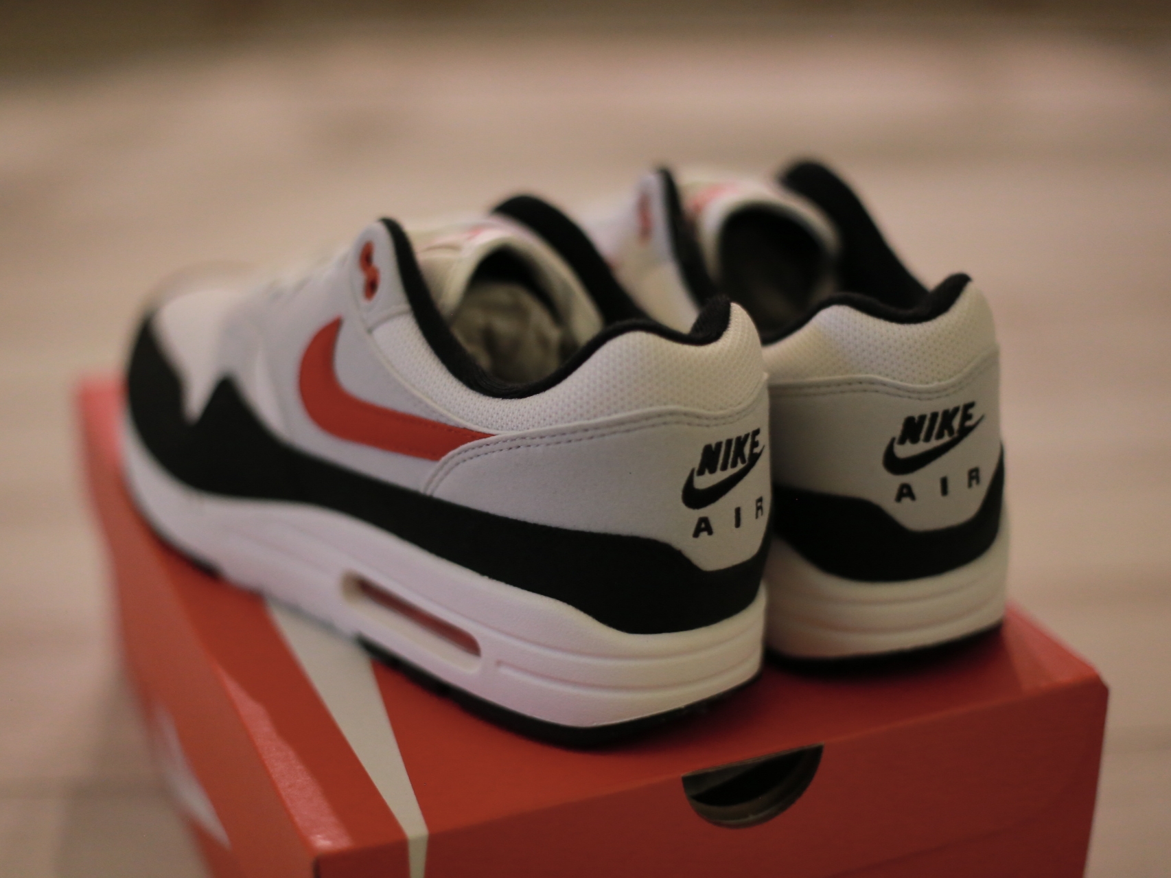 Nike Air Max 1 Pure Platinum and University Red 착용 스타일 - 3