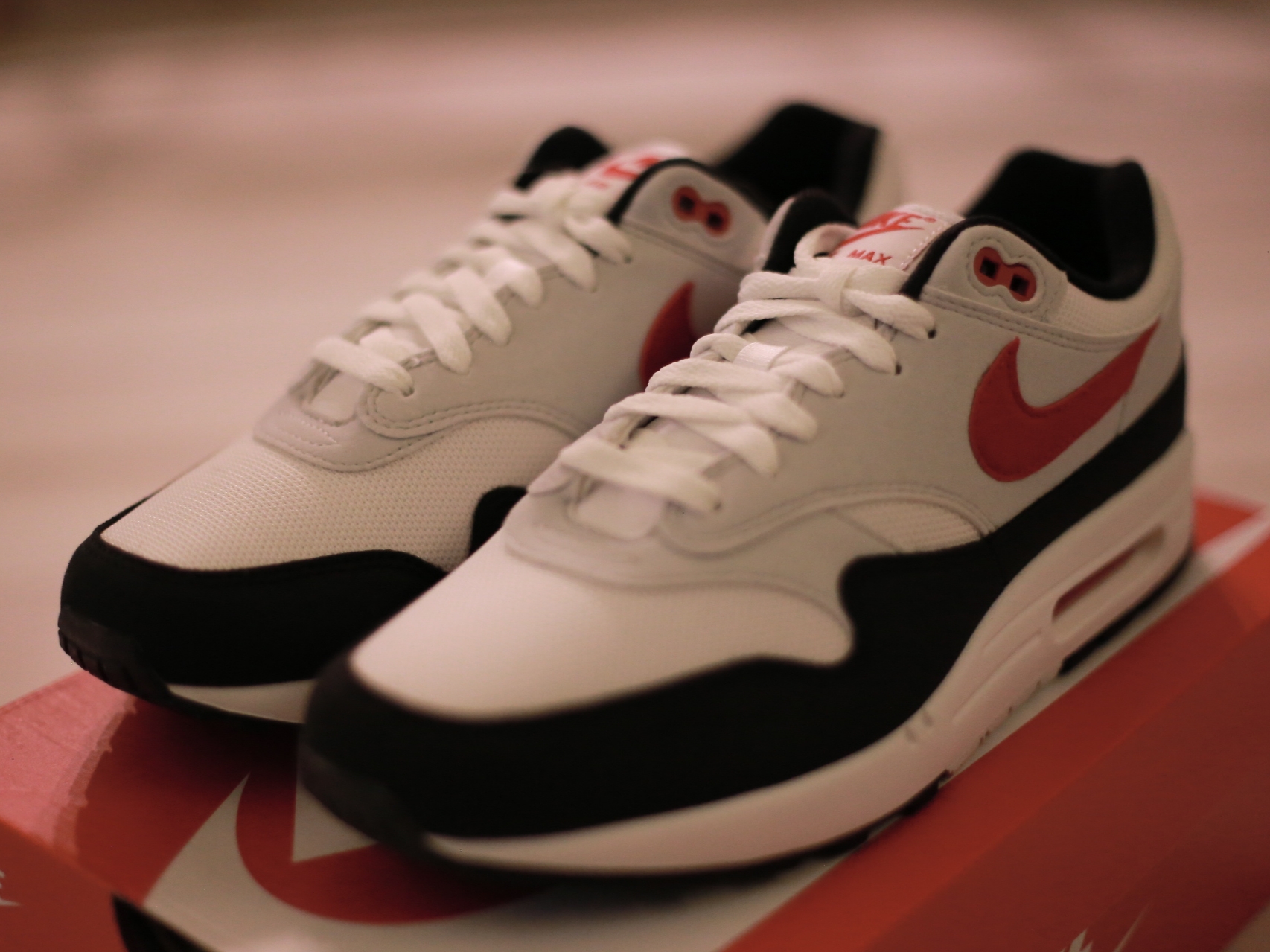 Nike Air Max 1 Pure Platinum and University Red 착용 스타일 - 2