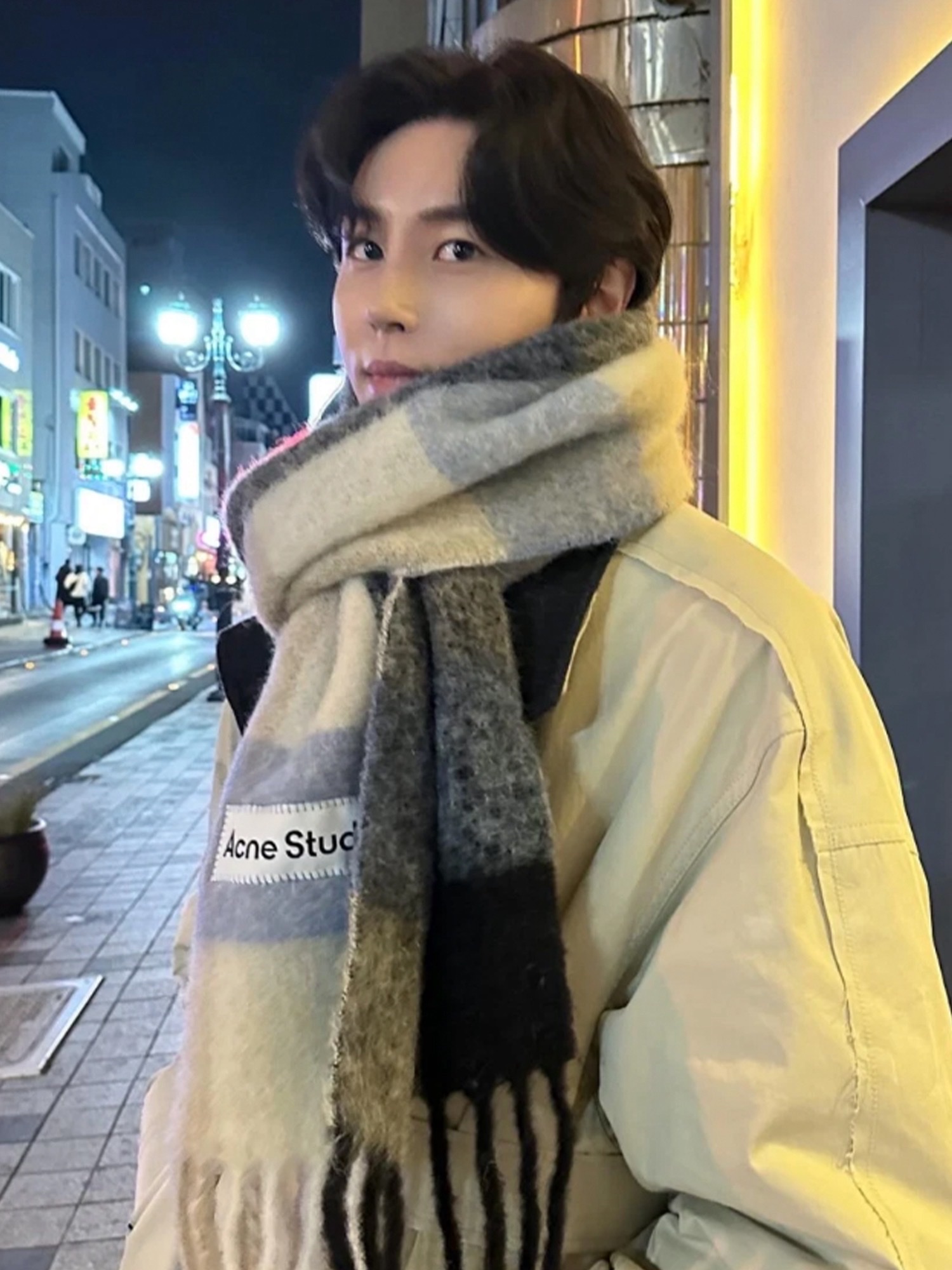 Acne Studios Mohair Check Muffler Blue Beige Black, Asics x Atmos x Undermycar Gel-Kayano 14 Pepper Black 착용 스타일 - 4