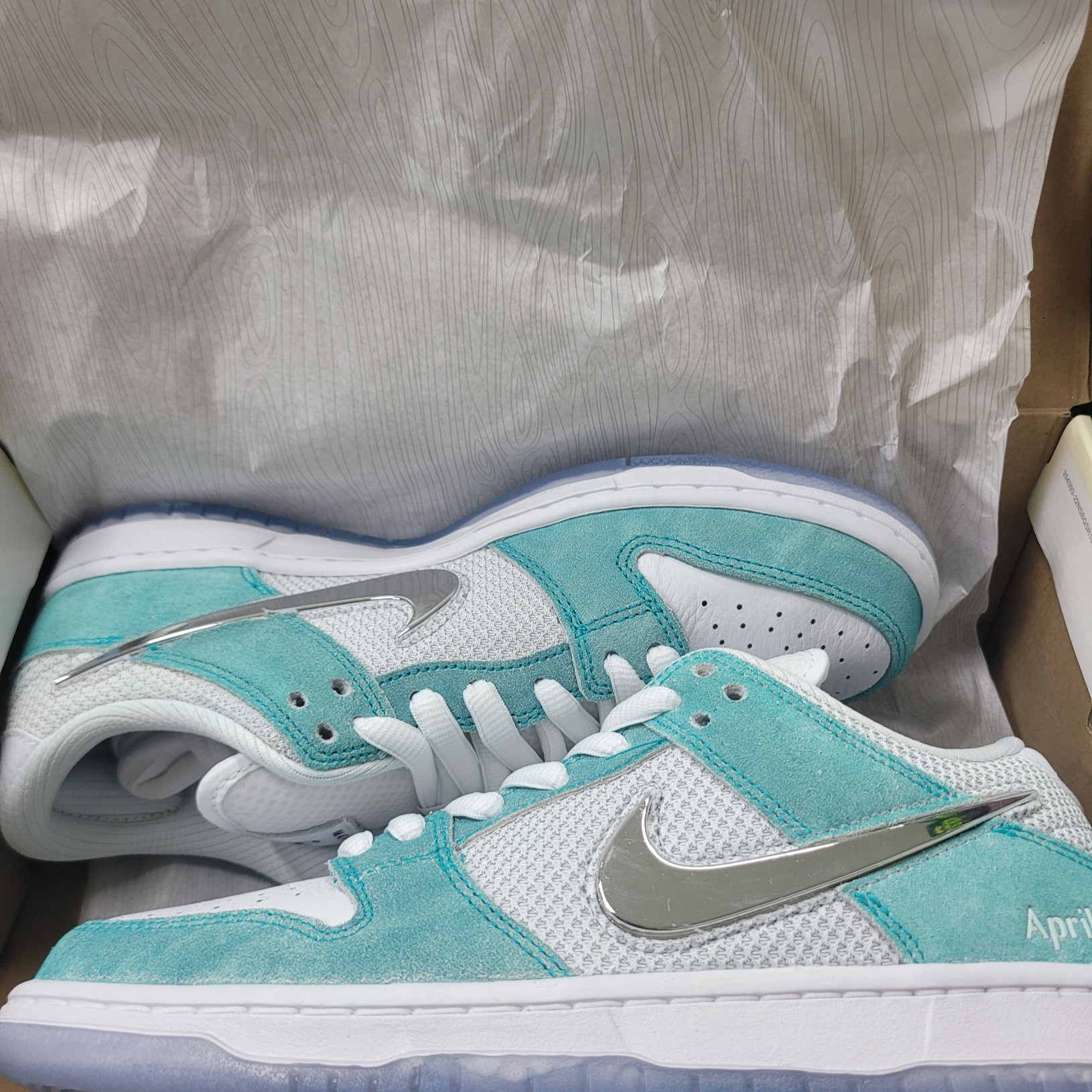 Nike x April Skateboards SB Dunk Low Pro QS Racer Blue Metallic Silver 착용 스타일 - 1