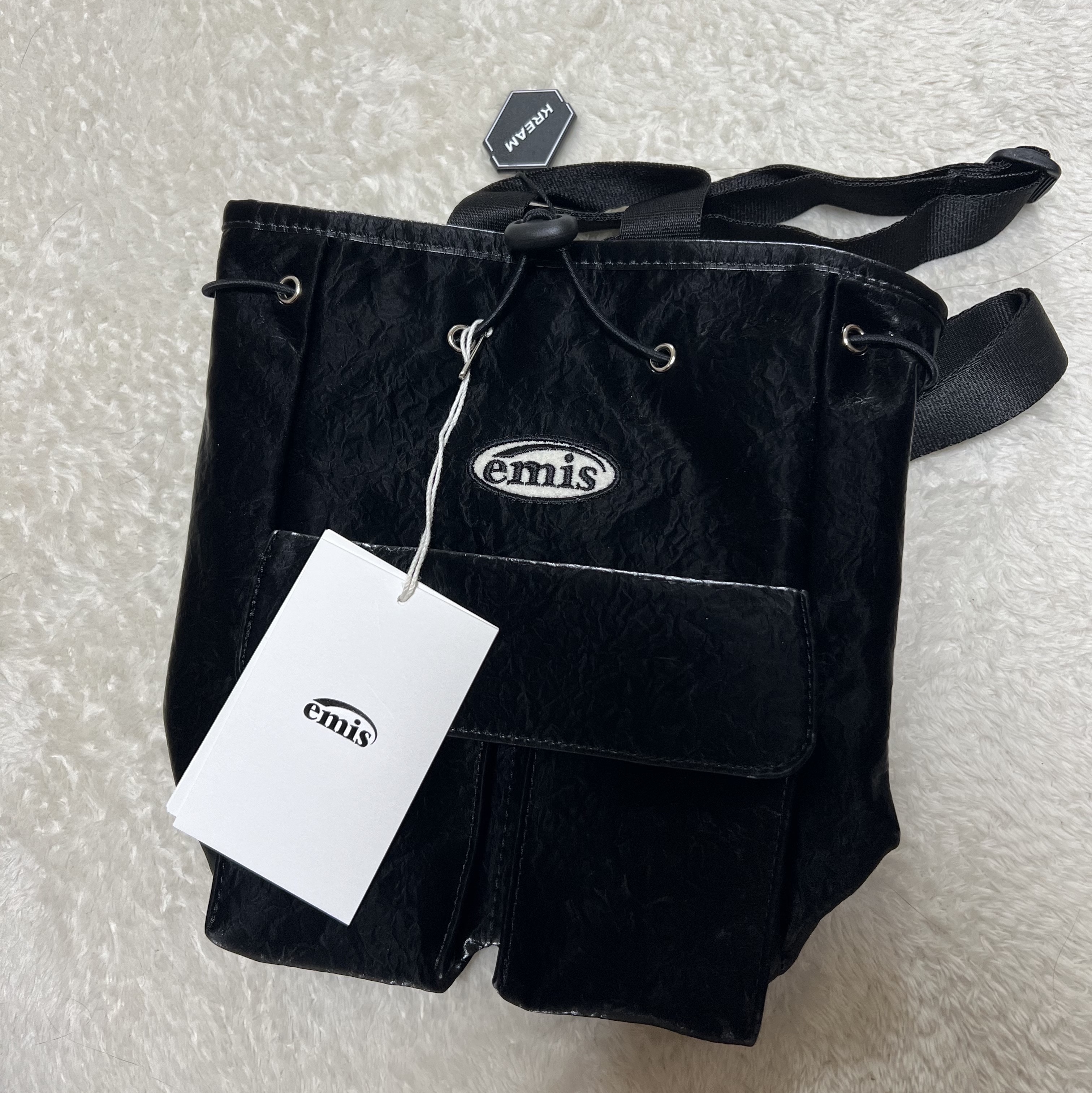 Emis Mini Wappen Pocket Backpack Black 착용 스타일