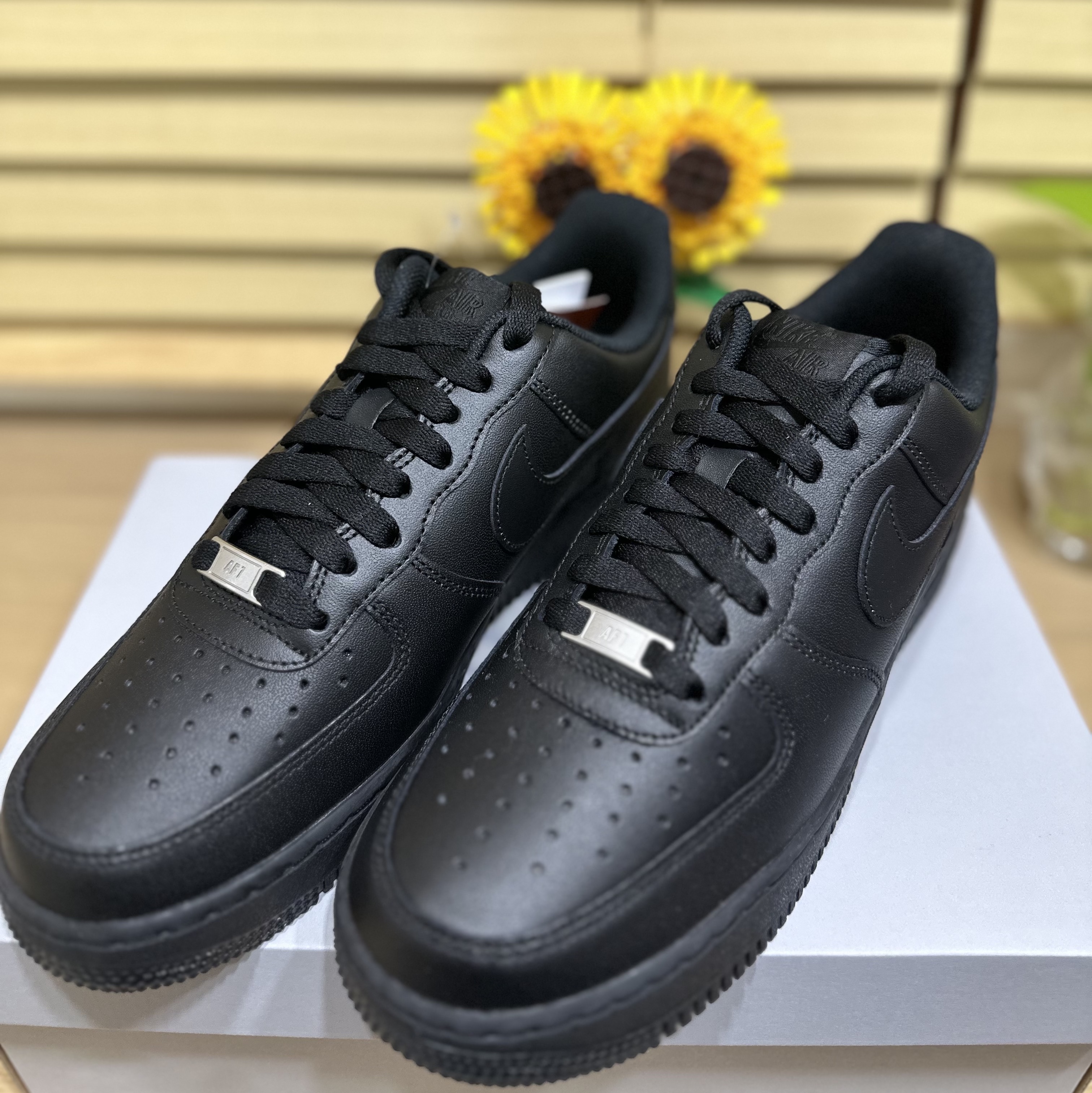 Nike Air Force 1 '07 Low Triple Black 착용 스타일