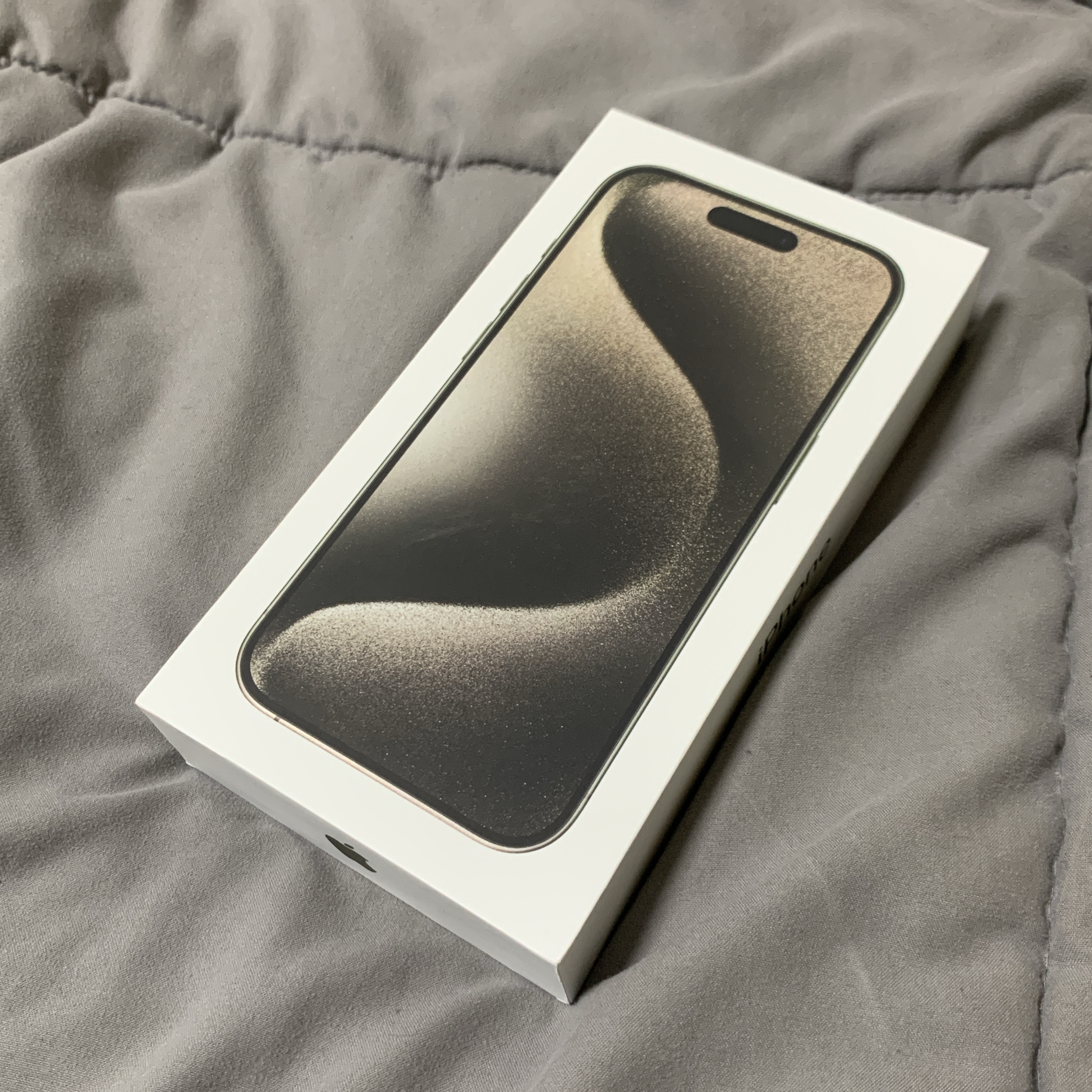 Apple iPhone 15 Pro 128GB Natural Titanium (Korean Ver.) 착용 스타일 - 1