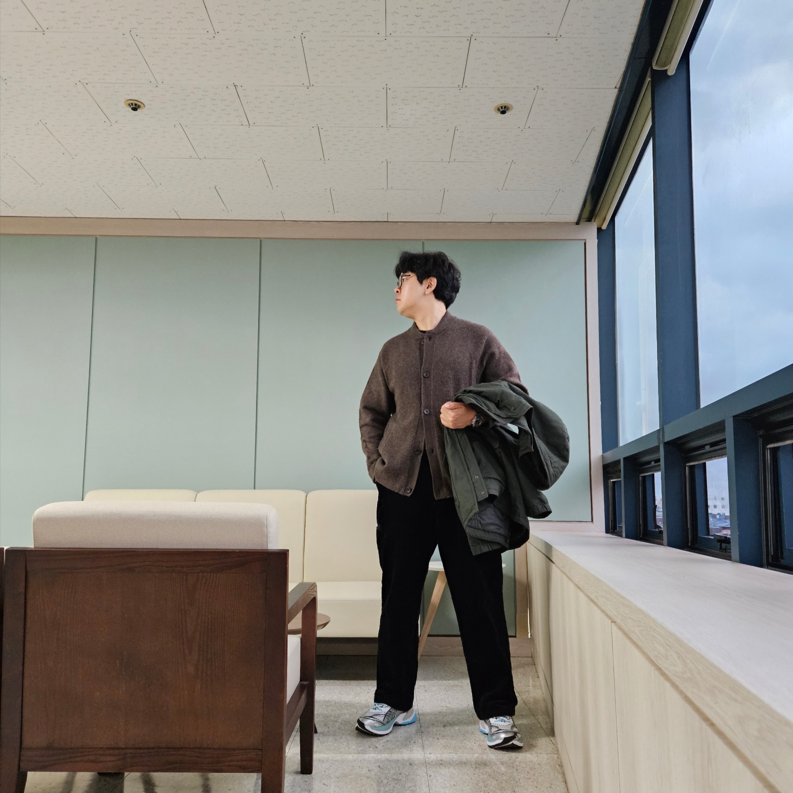Puma Velophasis Phased White Porcelain, Uniqlo x Engineered Garments Pufftech Utility Jacket Olive 착용 스타일 - 4