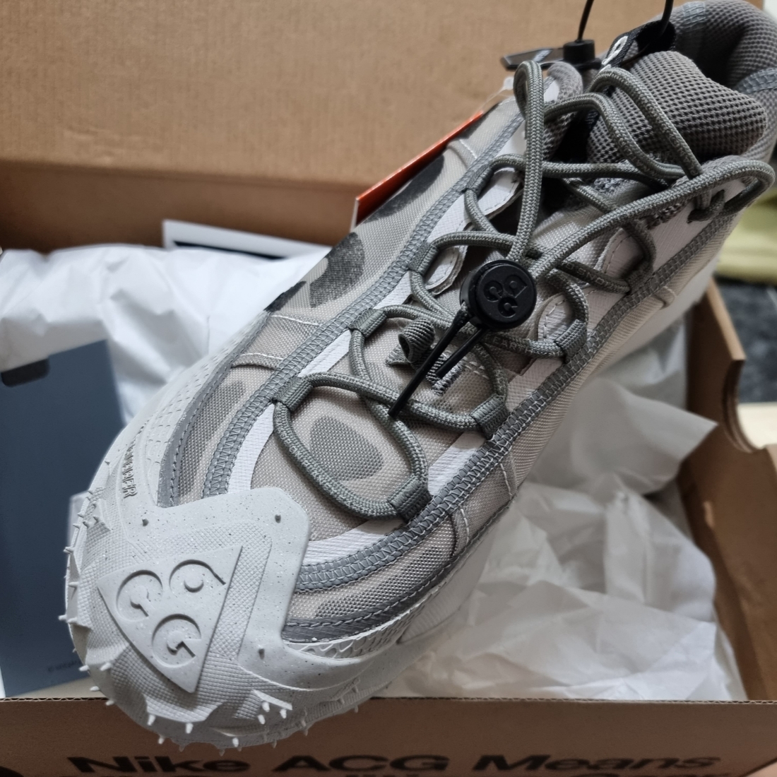 Nike ACG Mountain Fly 2 Low Light Iron Ore Black 착용 스타일