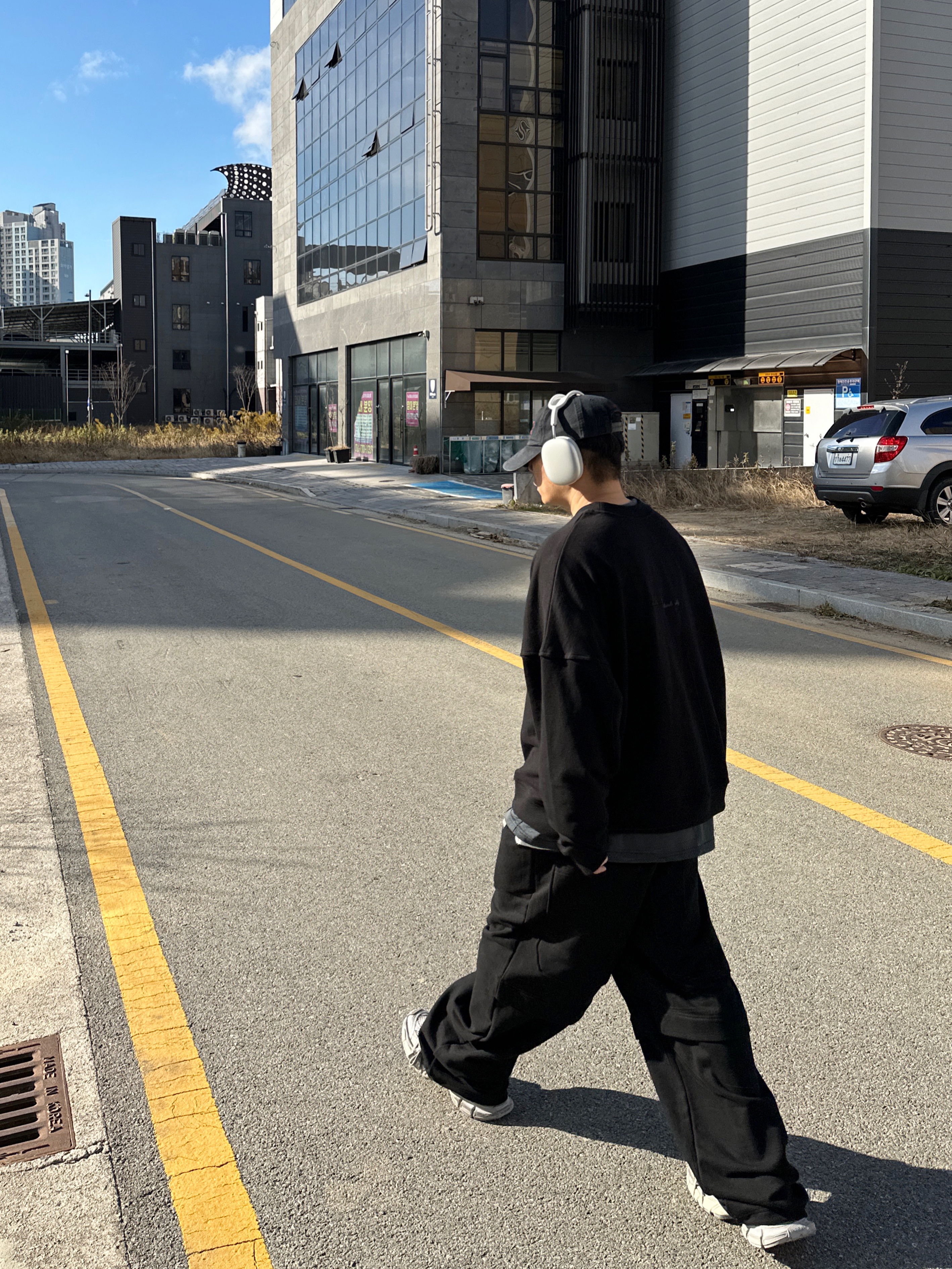 Balenciaga 3XL Sneakers Light Beige, Apple AirPods Max Lightning Silver (Korean Ver.) 착용 스타일 - 1