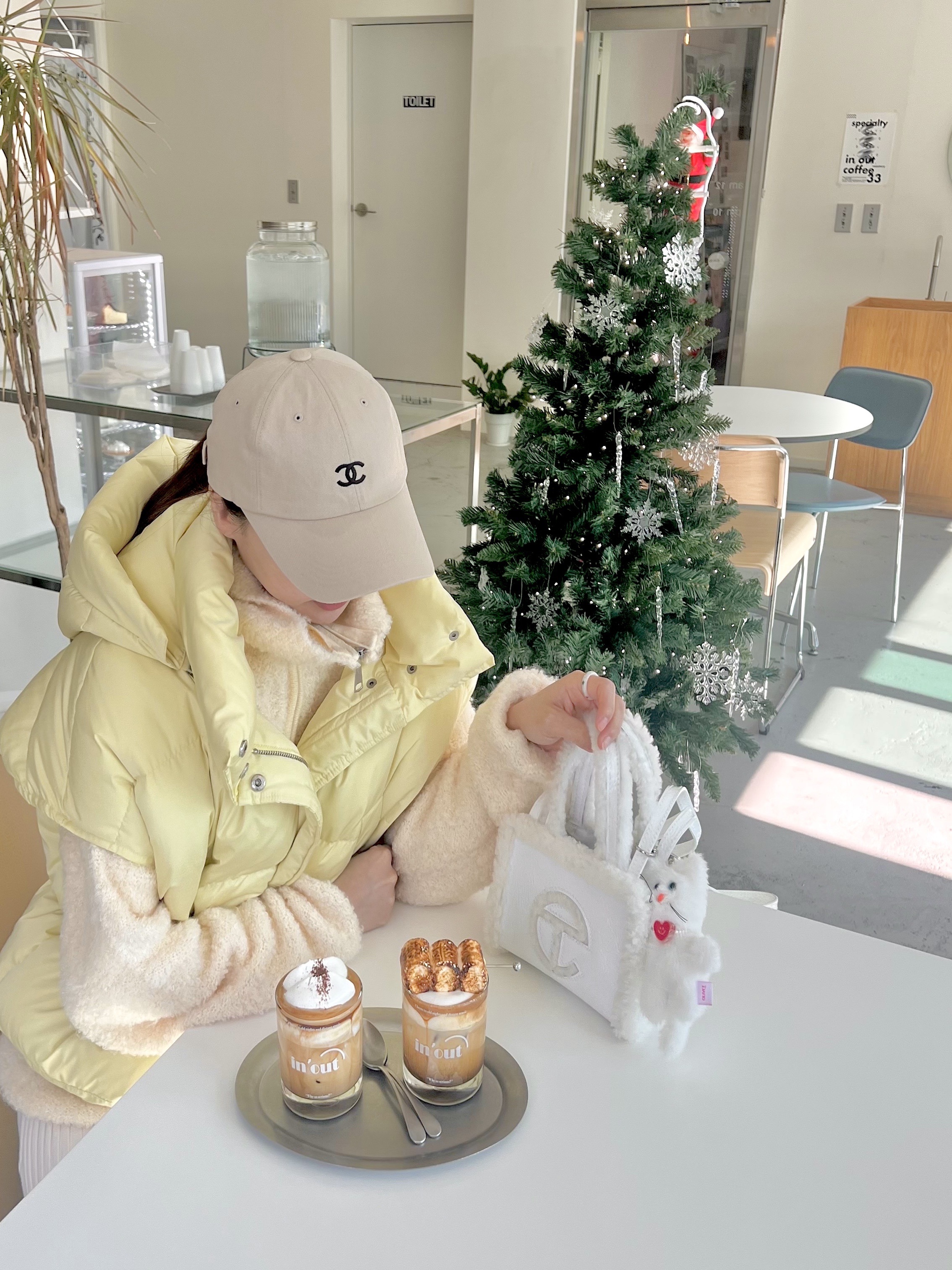 Telfar Small Shopping Bag White, (W) UGG Ultra Mini UGG Fluff Chestnut 착용 스타일 - 4