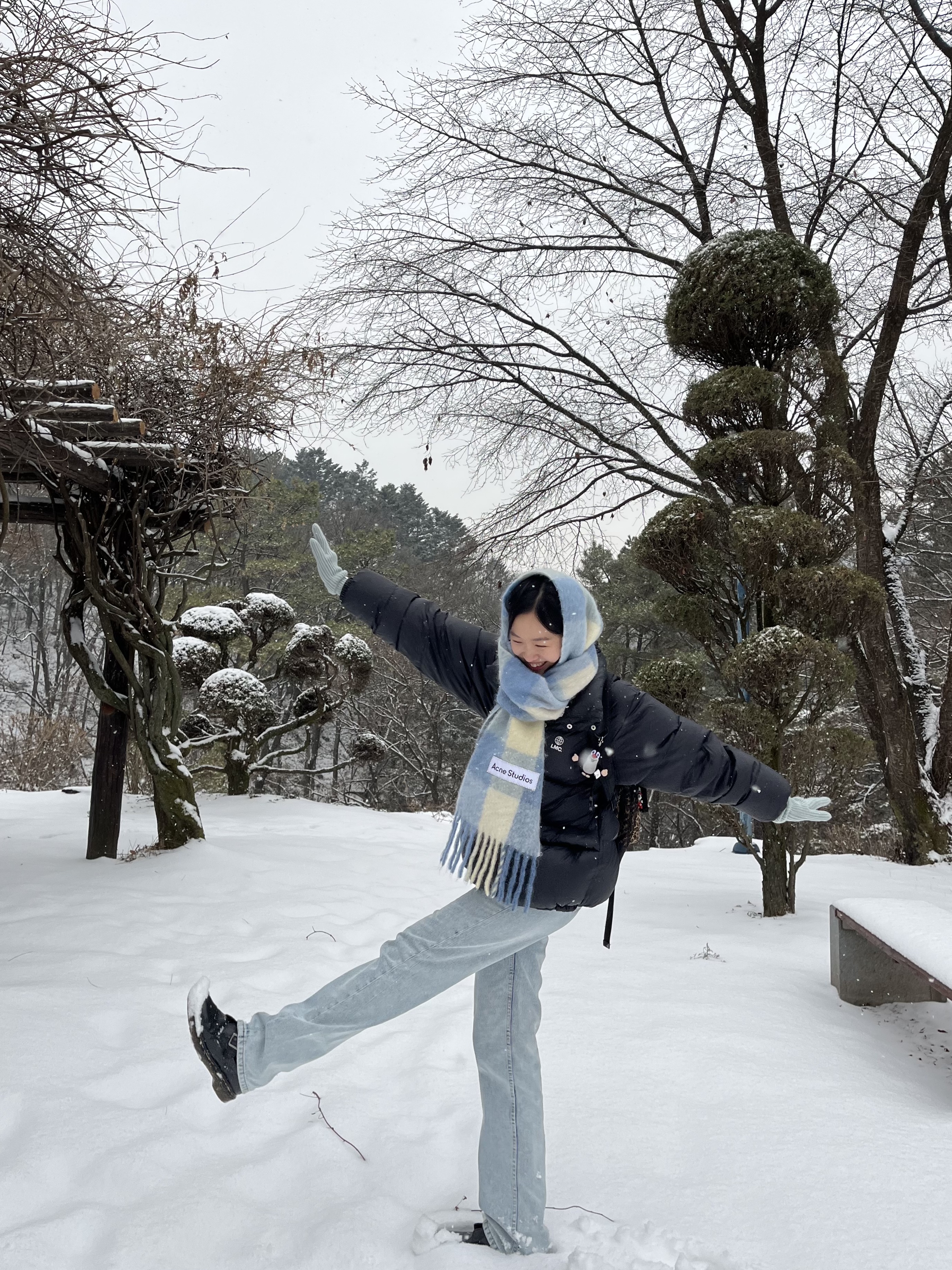 Acne Studios Mohair Check Muffler Pastel Blue Beige, Acne Studios Mohair Check Muffler Light Blue White 착용 스타일 - 2