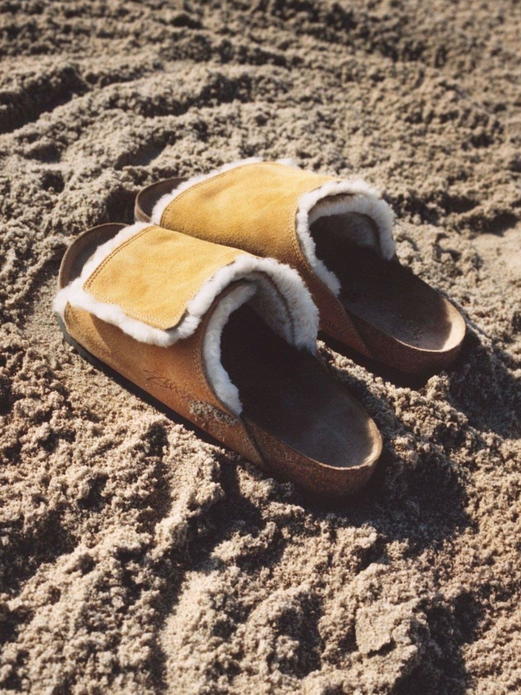 Birkenstock x Stussy Solana Shearling Slide Bone, Birkenstock x Stussy Solana Shearling Slide Washed Green 착용 스타일 - 4
