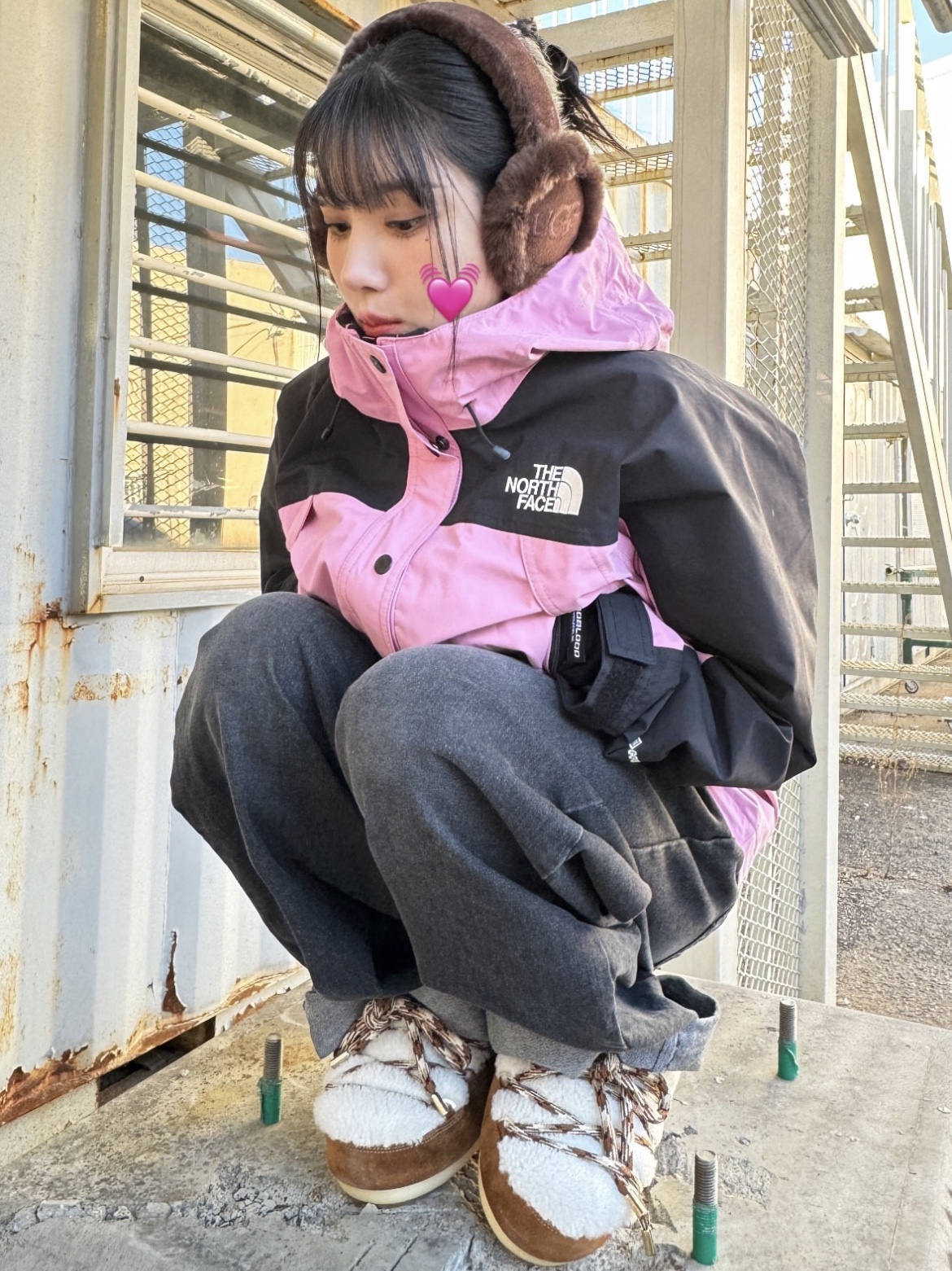 (W) Moon Boot Icon Brown Mule Brown Whisky Off White, (W) UGG Embroidered Logo Earmuff Burnt Cedar 착용 스타일