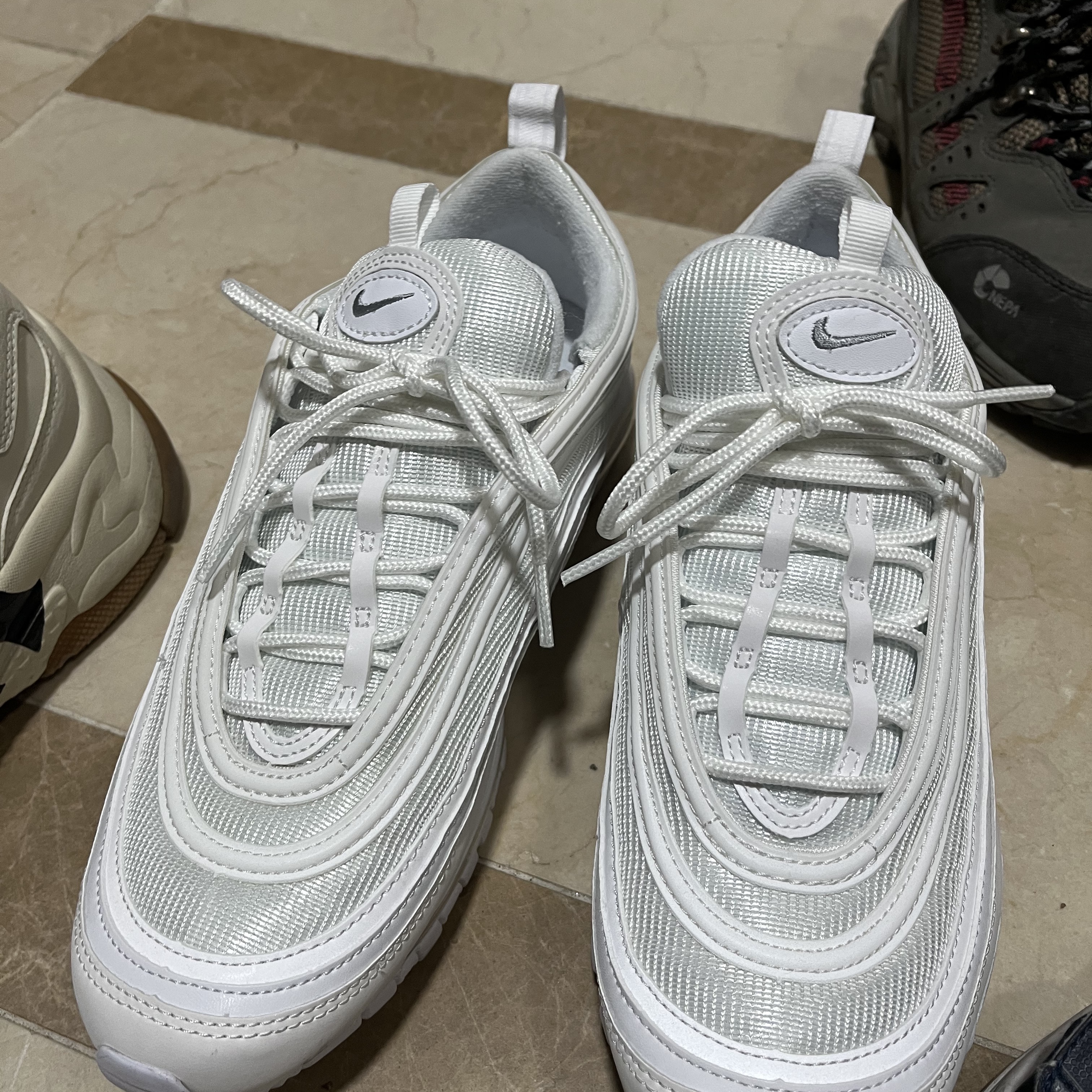Nike Air Max 97 Triple White Wolf Grey 착용 스타일
